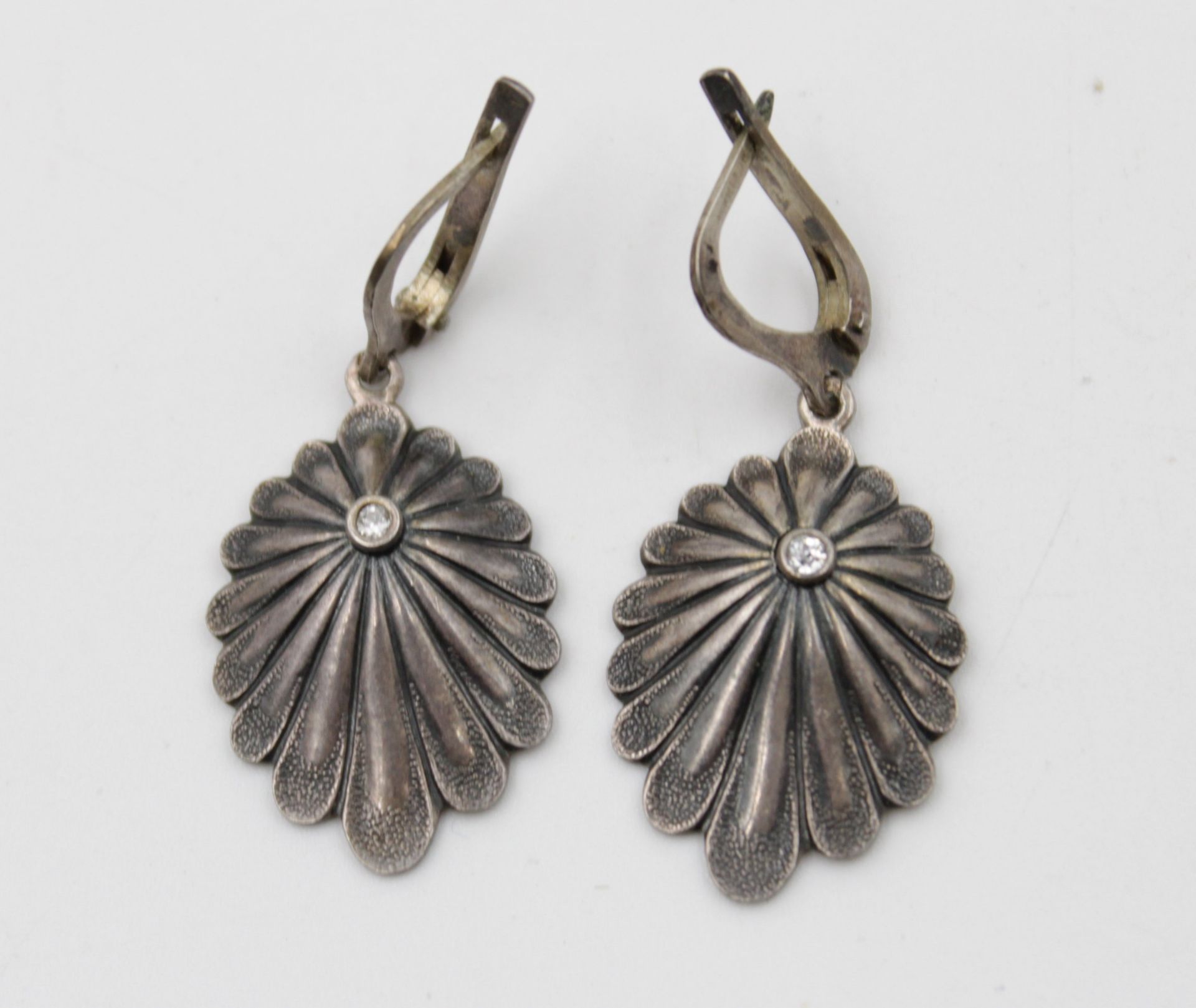 Paar Ohrhänger, 925er Silber, älter, mittig klarer Stein, zus. 6,4gr., l-4cm.