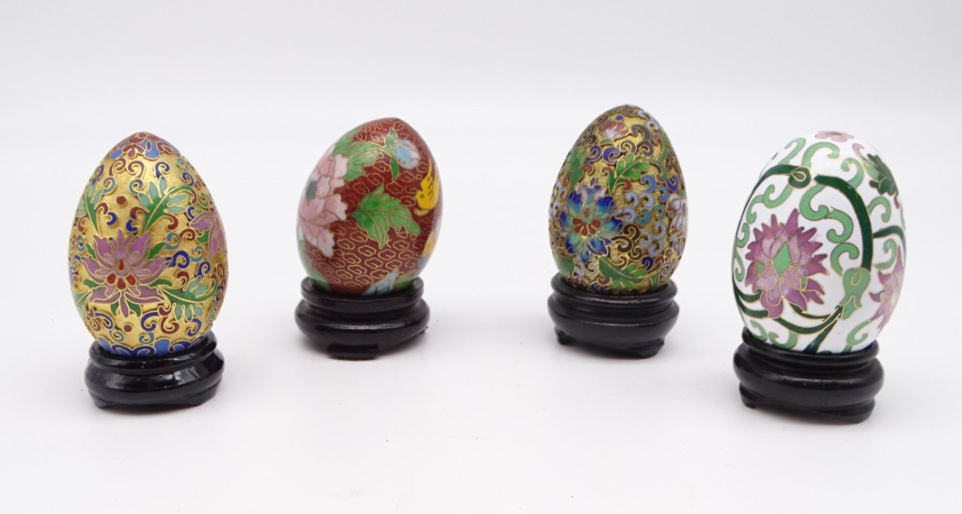 6 Cloisonné-Eier auf Holzständern, China, H. 7,5 - 17,5 cm, leichte Altersspuren - Bild 2 aus 8