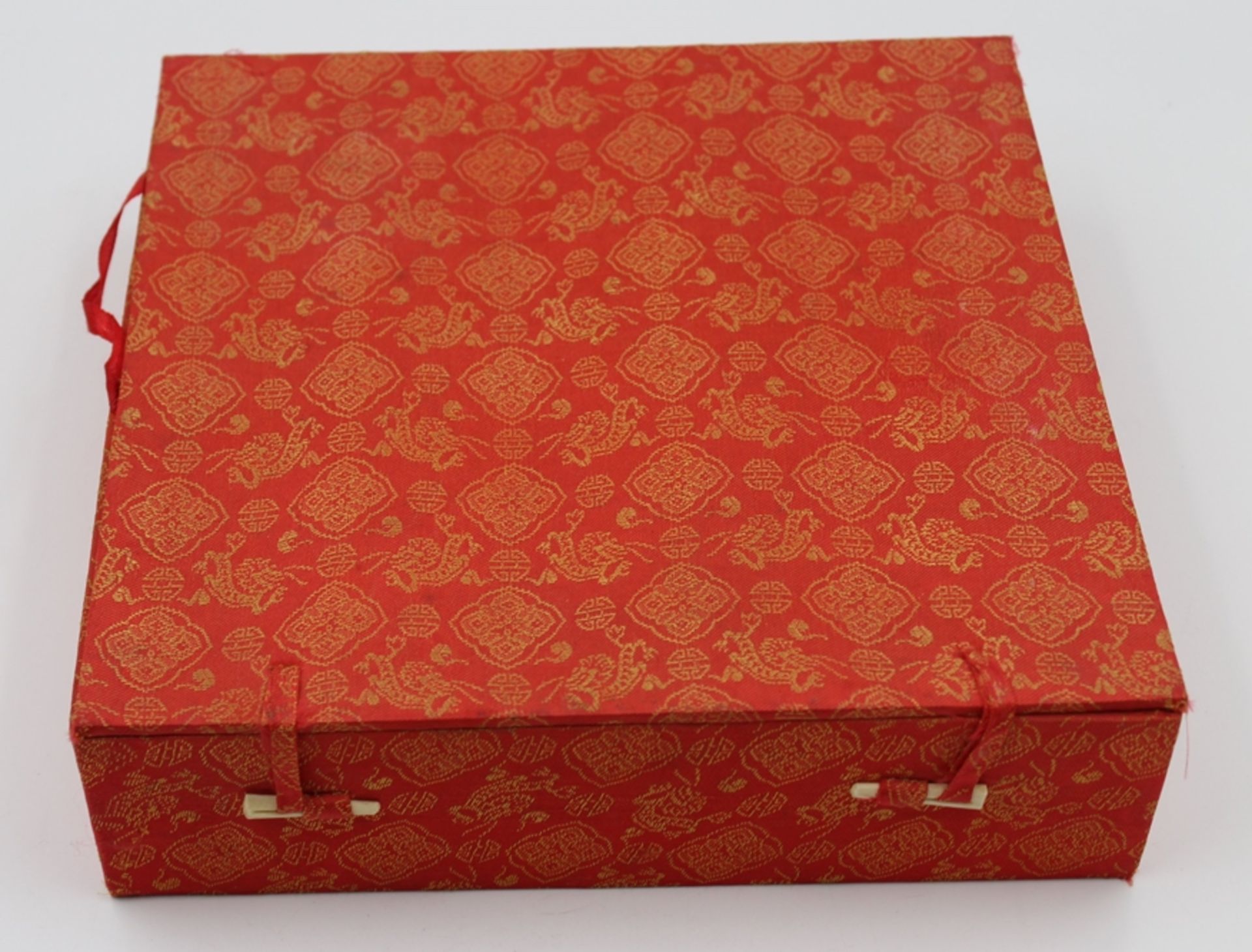 Platte mit Abbildungen div. japan. Masken, gemarkt, in Kasten mit Ständer, ca. D-22cm. - Bild 2 aus 5