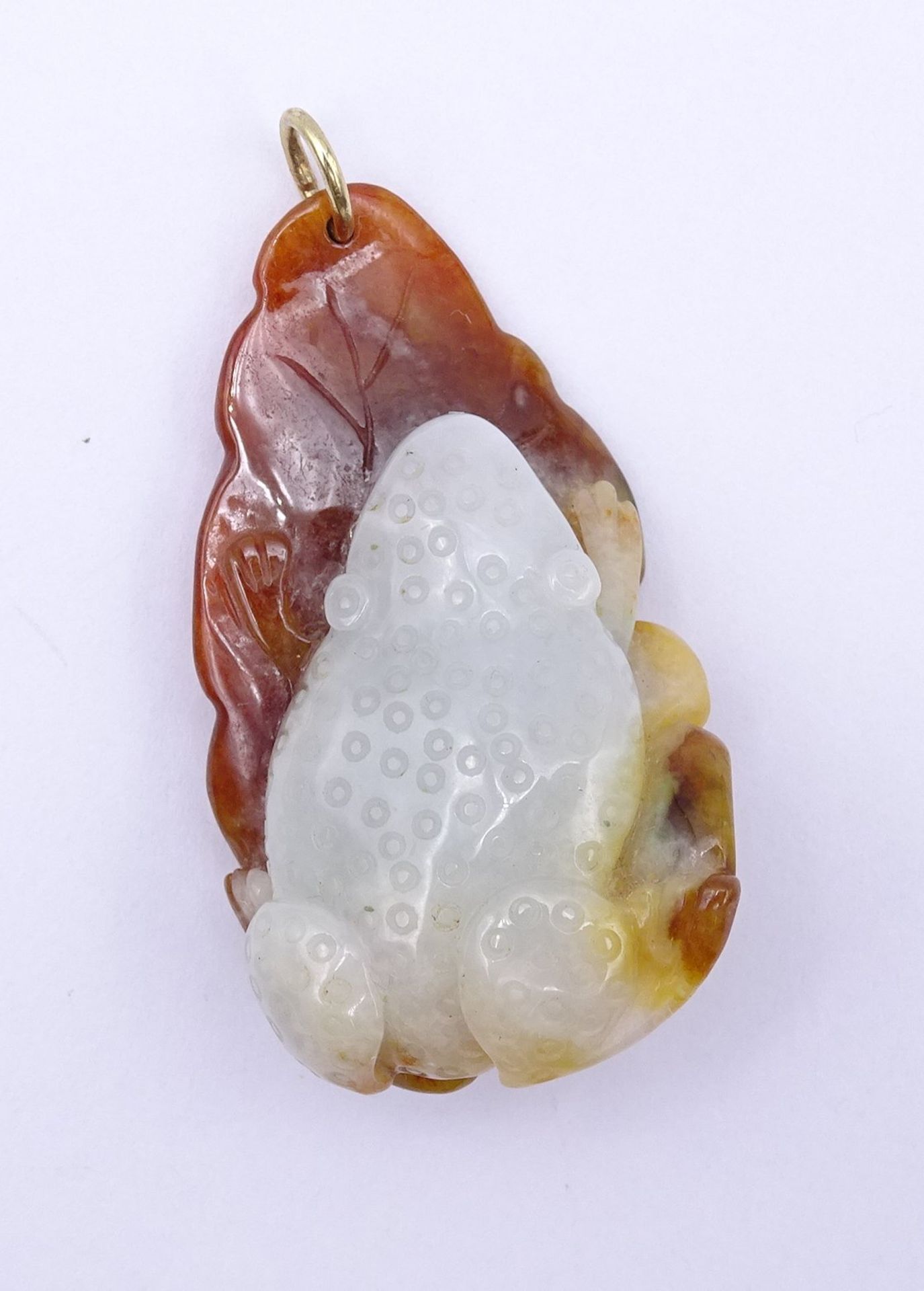 Mehrfarbiger Jade Anhänger mit Goldöse ,Frosch auf Blatt sitzend,gepr. um 14K, L. 5,2cm, 21,5g.