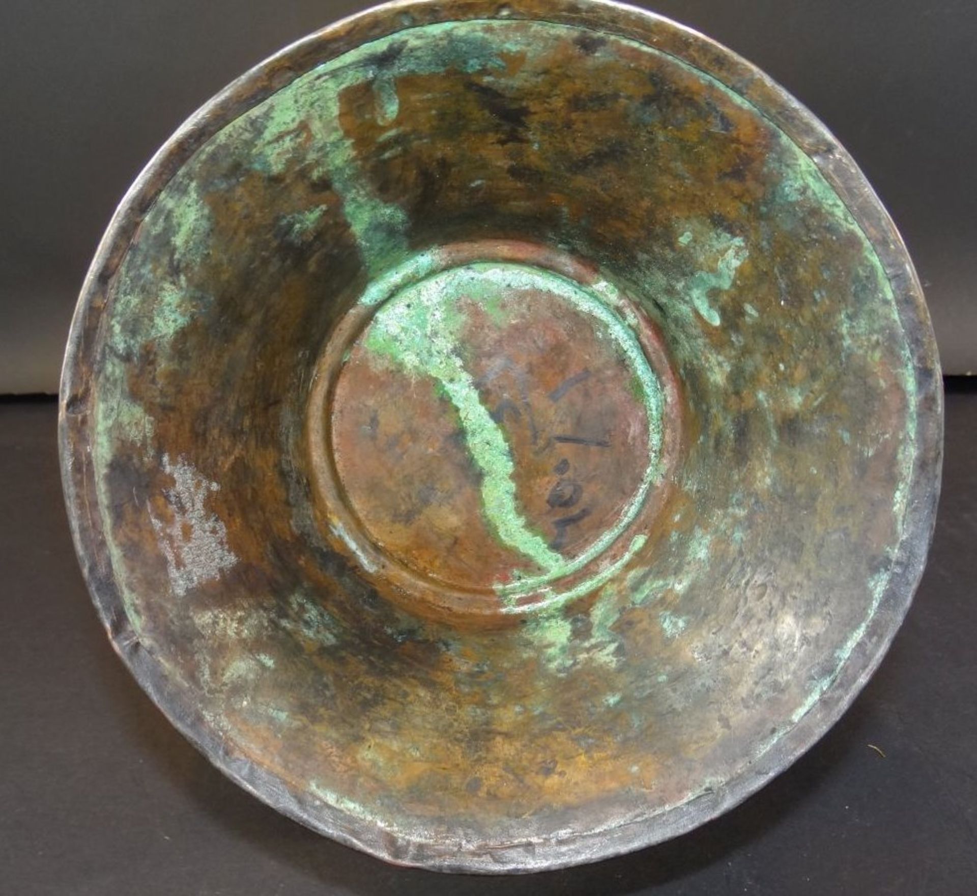 grosse verinkte Kupferkanne mit Gravuren, wohl 19.Jhd., ohne Deckel, H-33 cm, Altersspuren - Bild 7 aus 8