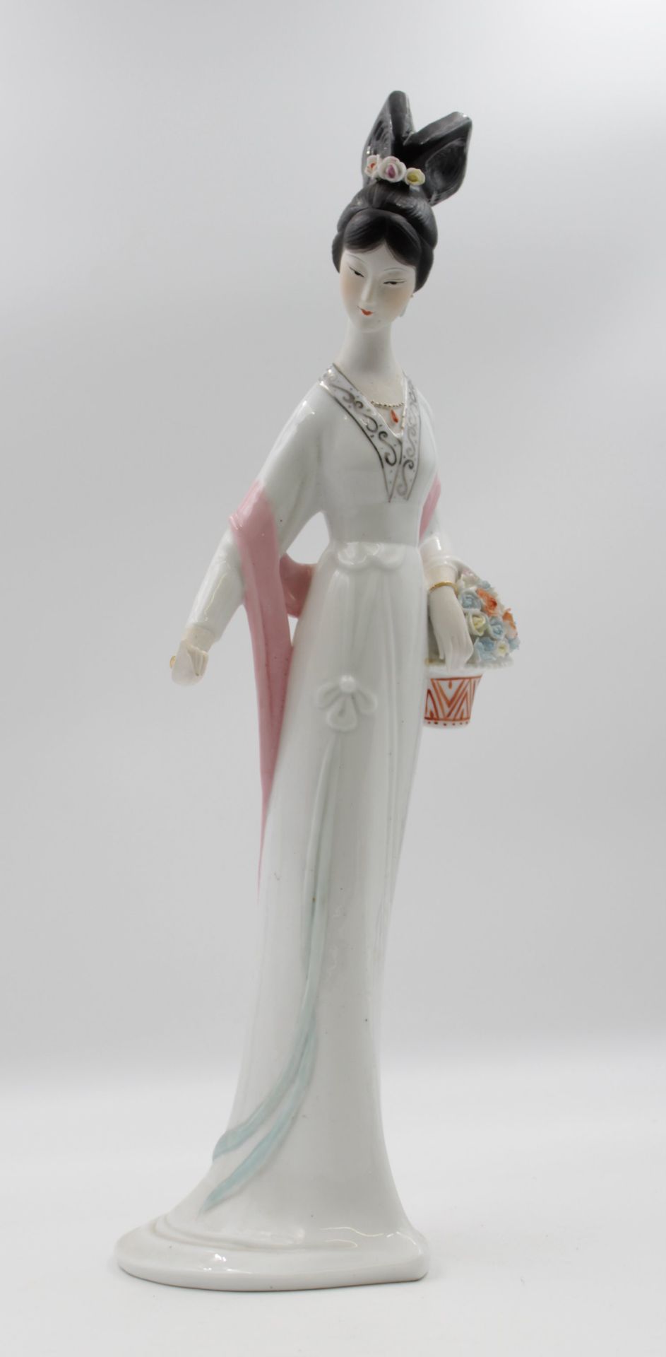 hohe Figur, chinesische Dame mit Blumenkorb, H-47cm.