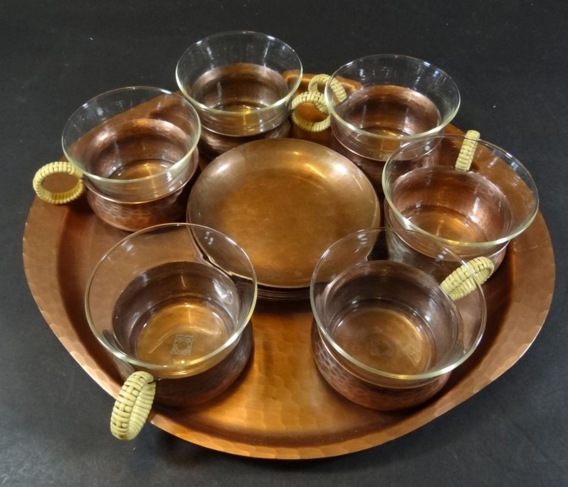 rundes Kupfer-Tablett mit 6 Teeglashalter und Teegläser "Zint" Handarbeit, Gläser Jenaer Glas, D-33