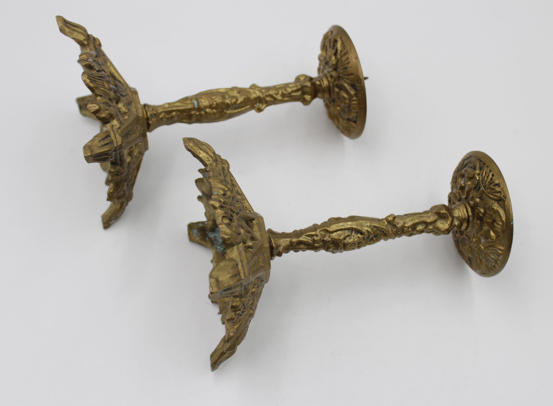 Leuchterpaar, wohl Bronze, reliefiert, ca. H-18cm. - Bild 4 aus 4