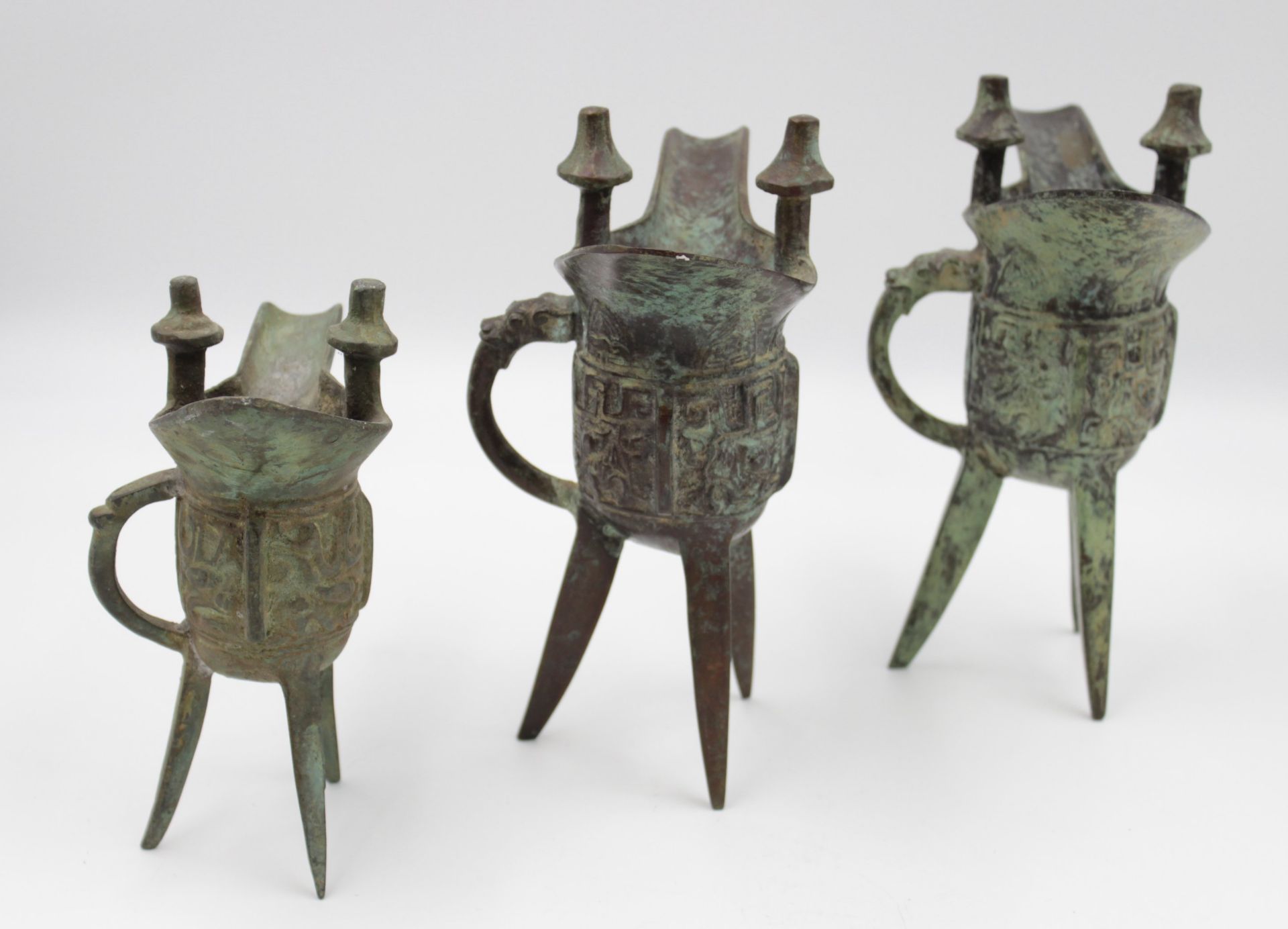 3x div. Jue-Gefässe, rituelle Weingefässe, China, Bronze, ca. H-19cm. - Bild 3 aus 4