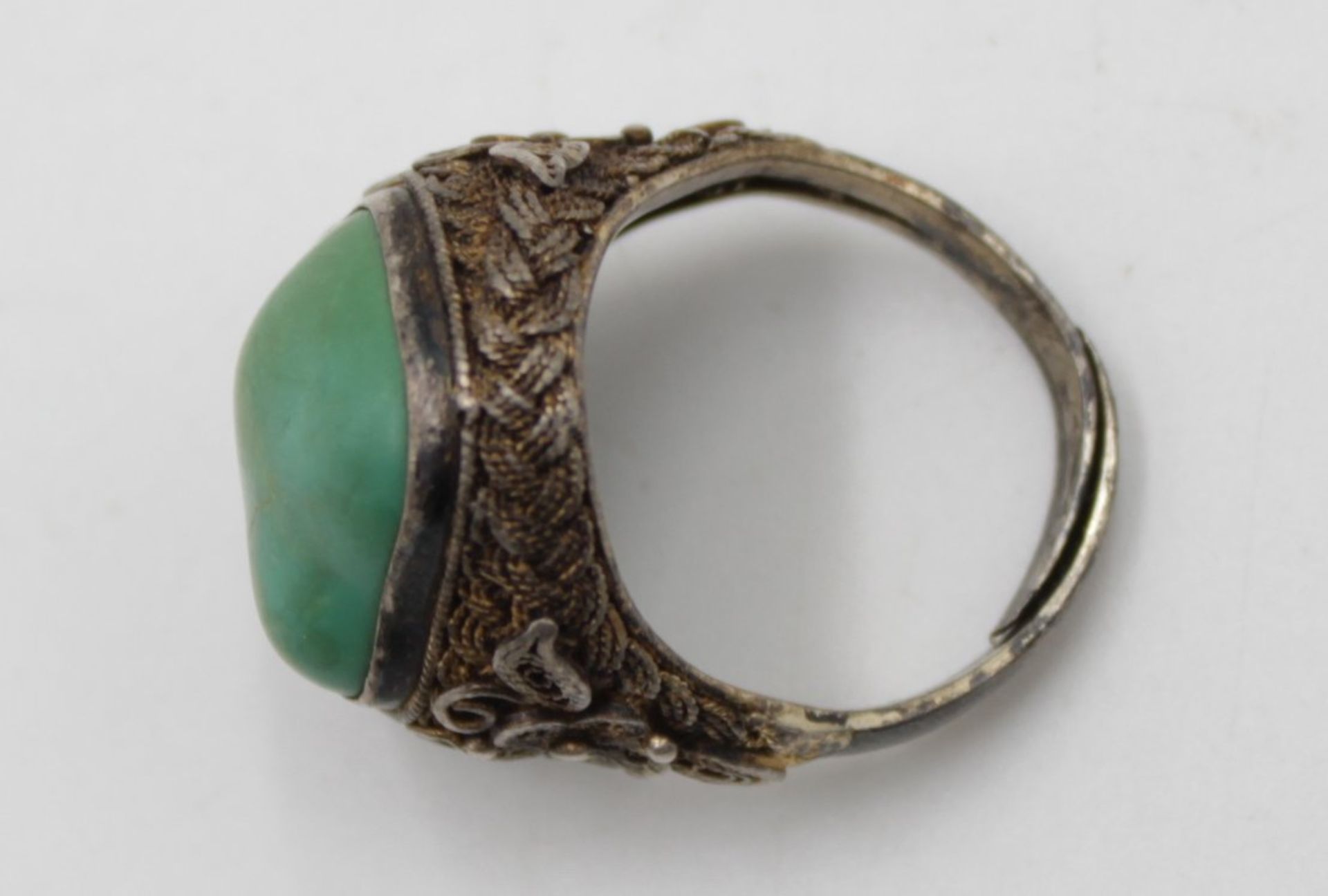 Ring mit türkisem Stein, Silber (gepr), wohl China, offen Schiene, ca. 8,7gr., getragen Erhaltung - Bild 5 aus 5