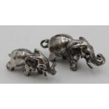 2 Kleine Elefanten aus 935 Silber , ca. 23,5 gr. , H-1,5 cm L-3cm