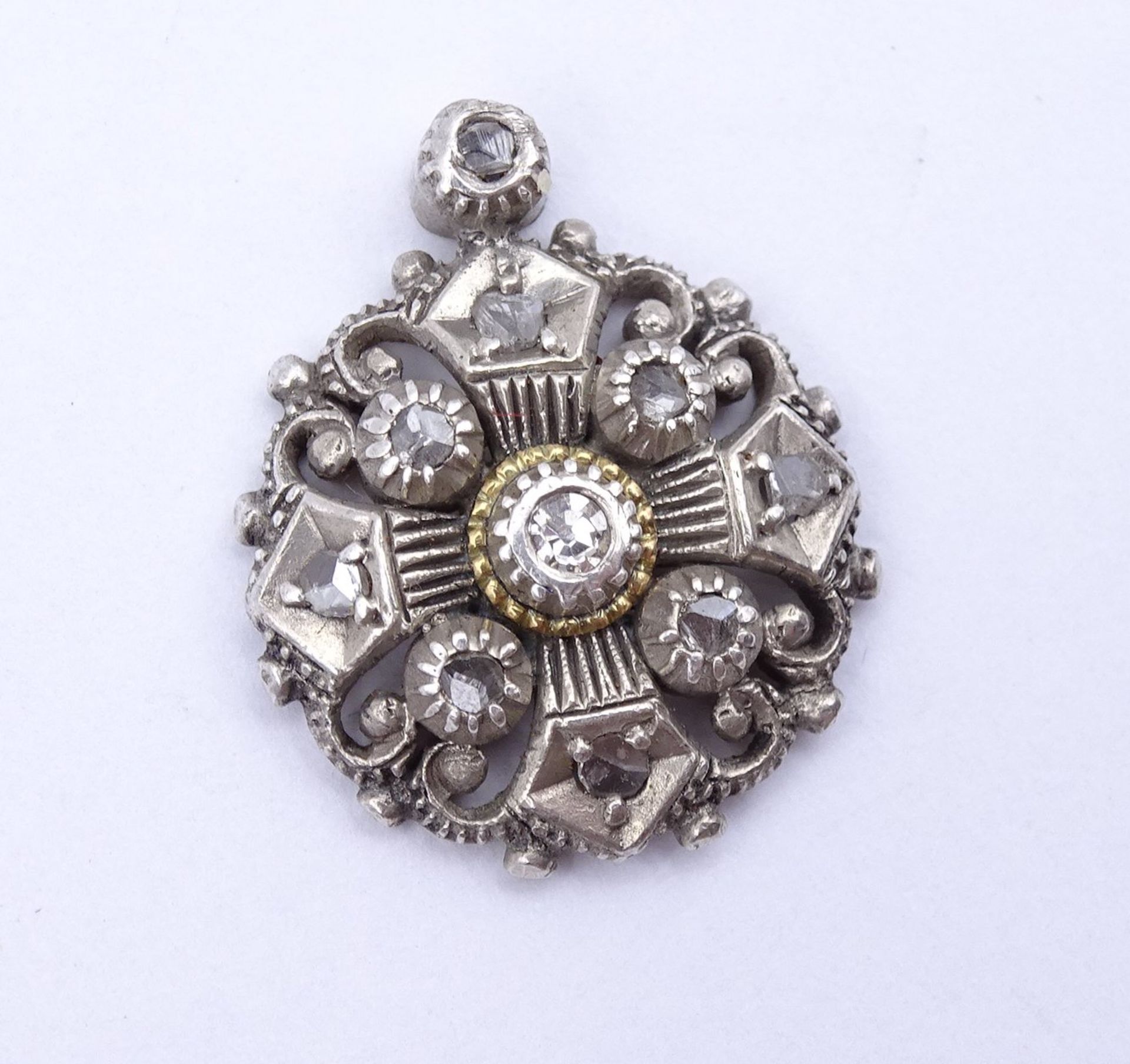 Ausgebrochenes Silber Schmuckstück mit Diamant und Diamantensplittern, 20x17mm, 3,1g. - Bild 3 aus 4