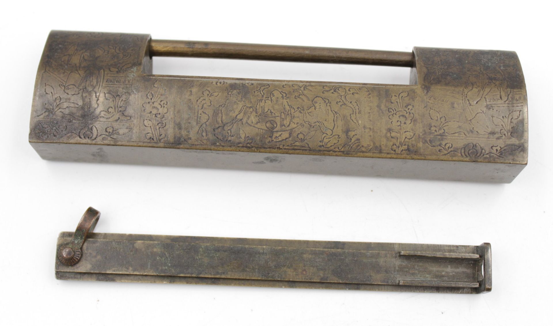 gr. chinesisches Schloß, ziseliert, Schlüssel anbei, B-16,5cm.