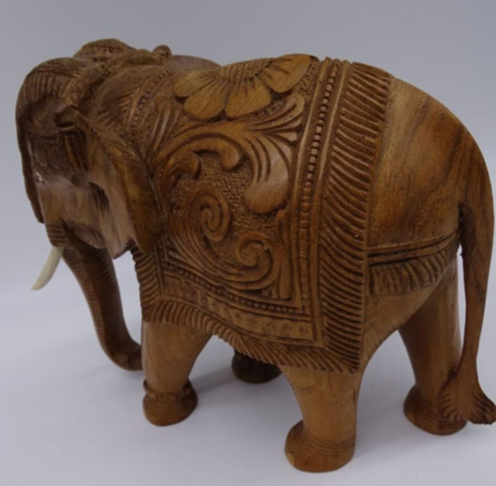 beschnitzter indischer Elefant, H-20 cm, L-23 cm - Bild 4 aus 5