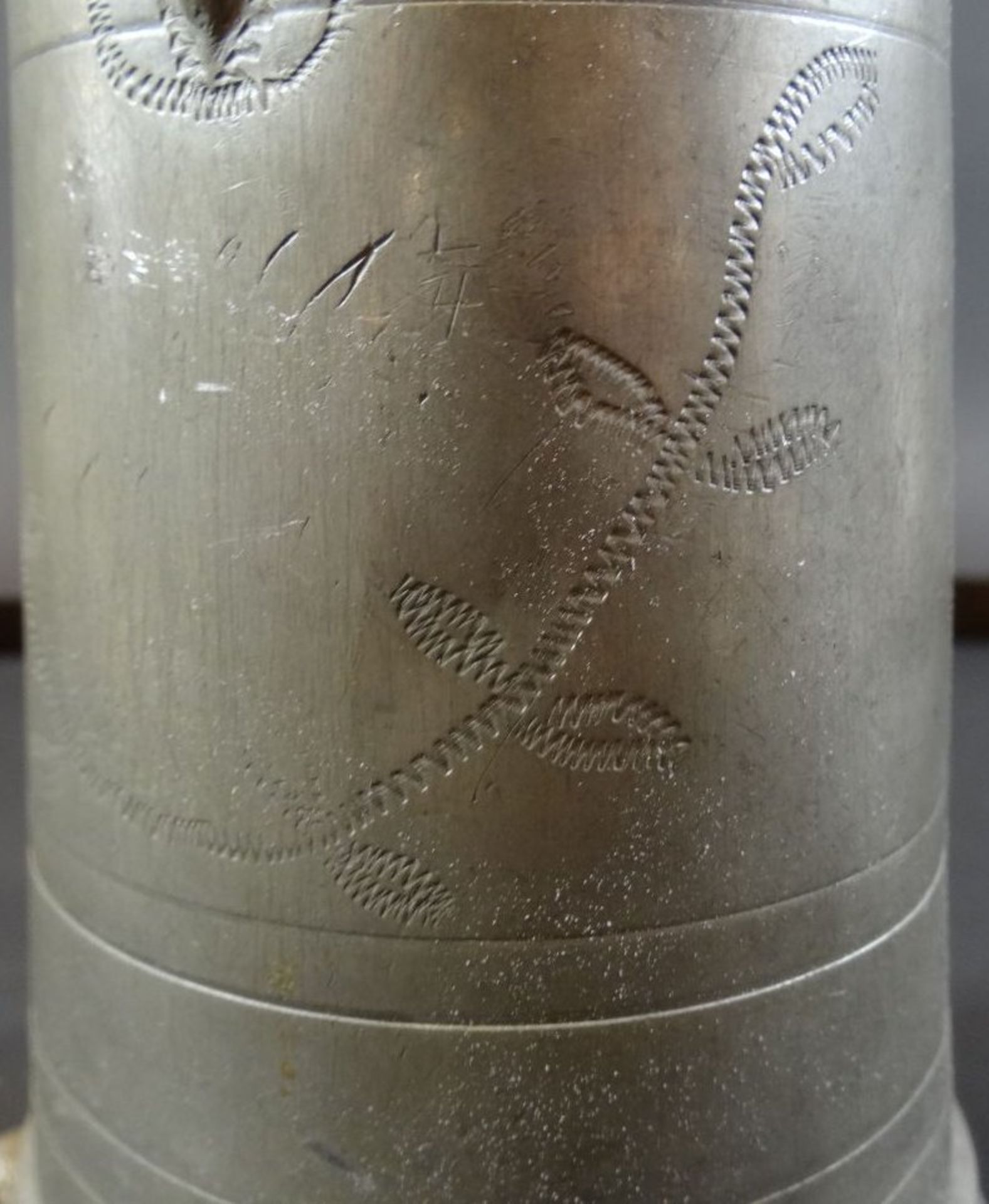 Zinn-Stitze mit Wappenschild, getragen von Fisch, wohl 18.Jhd., Altersspuren, leicht gestaucht, H-2 - Bild 7 aus 8