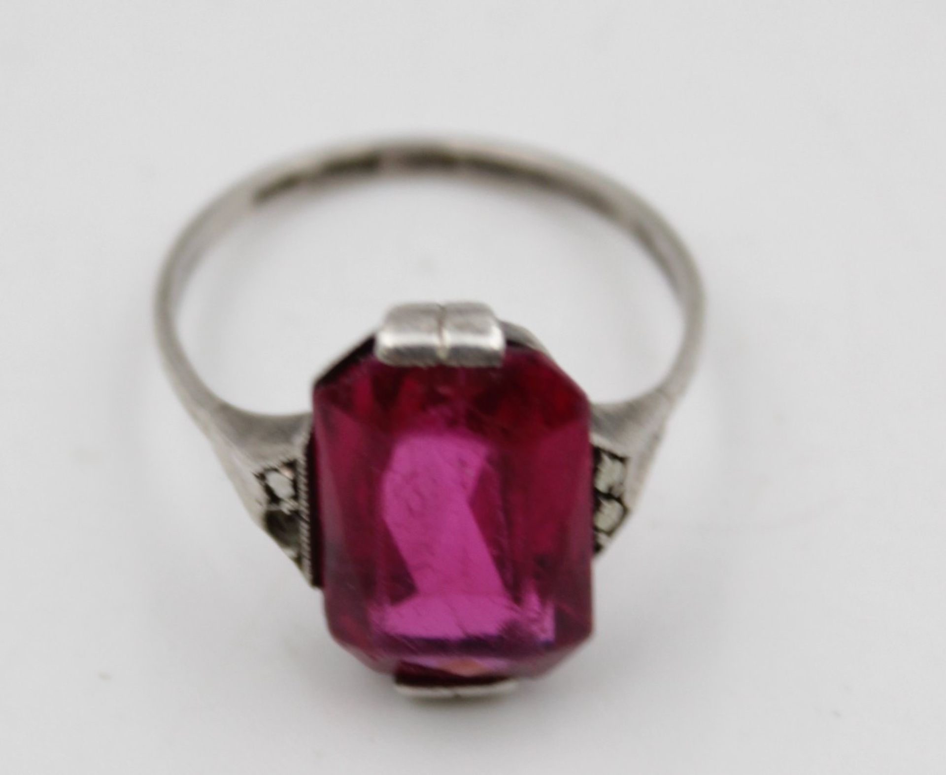 835er Silber-Ring um 1900, pinker Farbstein und Markasiten (1x fehlt), Stein lose, 3gr., RG 54