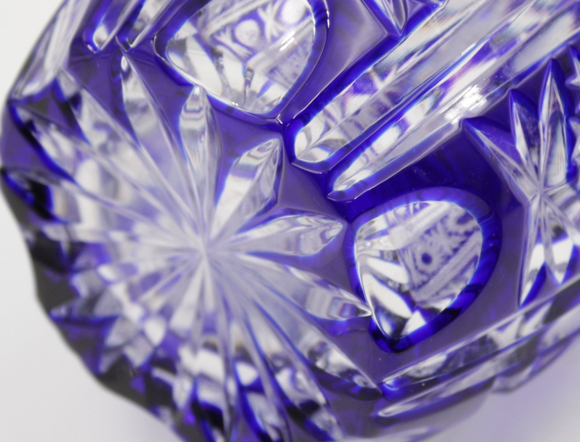 hohe Karaffe, Kristall, aufwendiger Schliff, blau überfangen, H-36,5cm. - Bild 3 aus 3