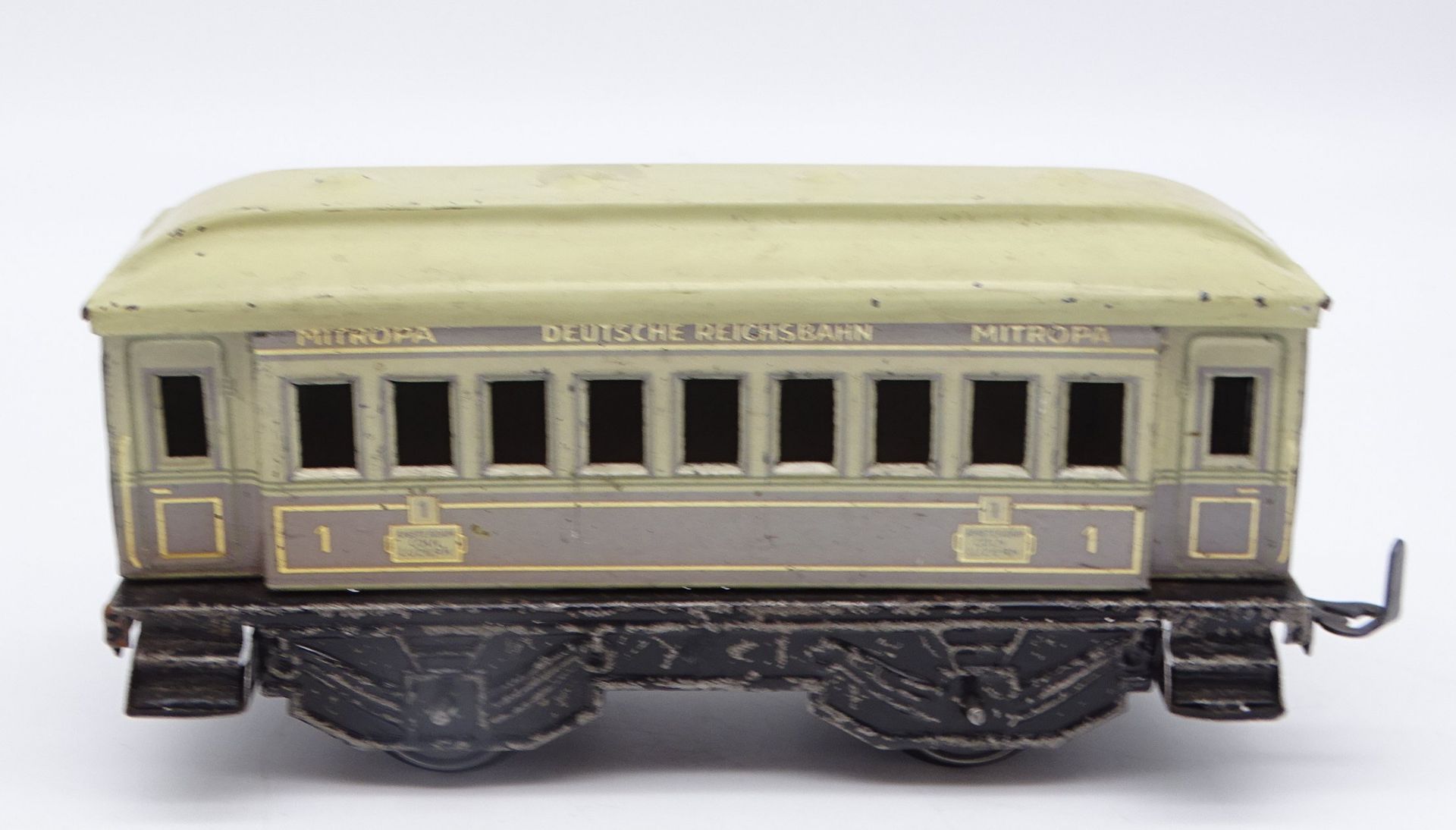 Alter Eisenbahnwaggon, Mitropa, Deutsche Reichsbahn, 15,5 x 8 x 6,5 cm, mit Altersspuren, Farbe abg - Bild 3 aus 3