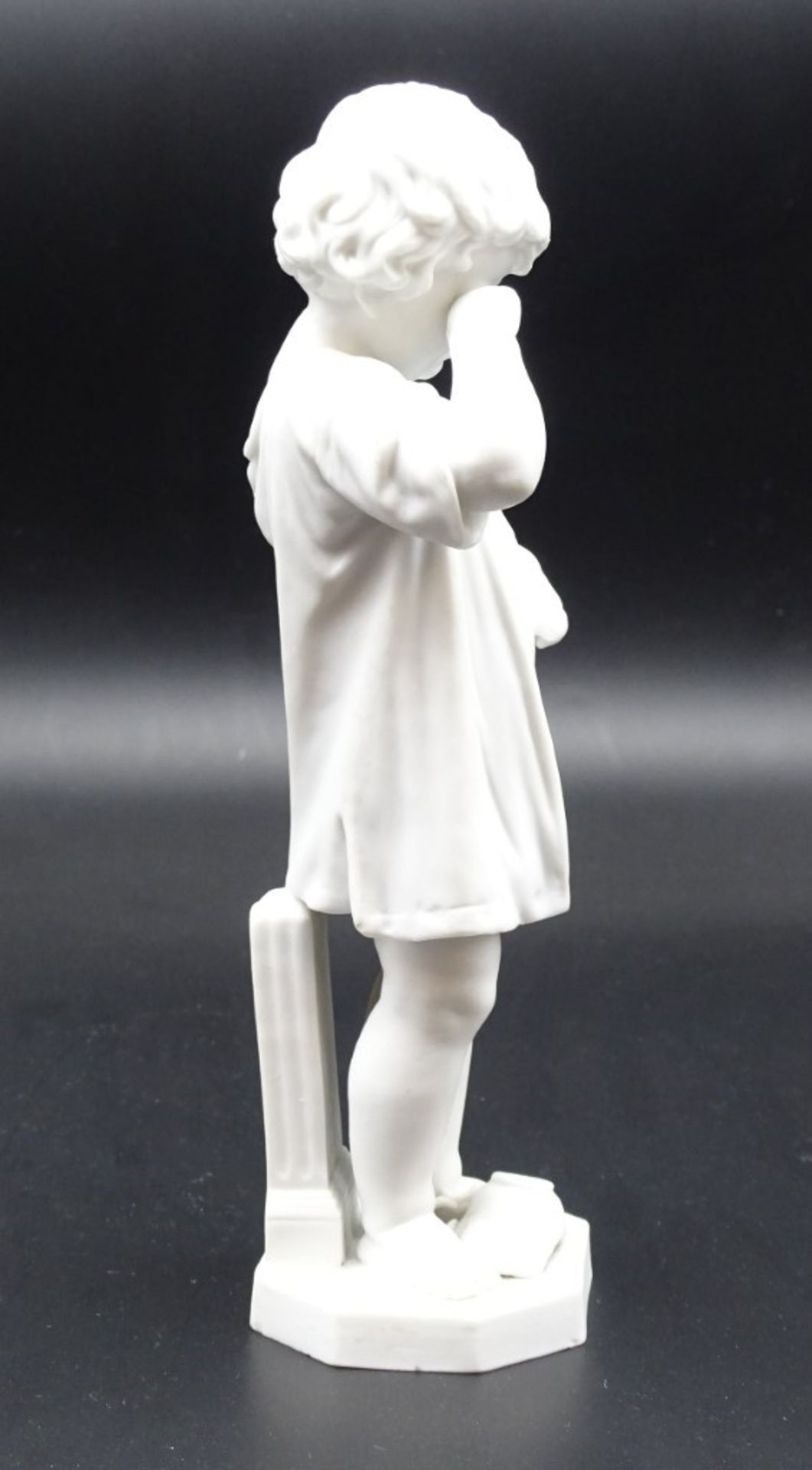 Kinderfigur aus Biskuitporzellan mit zerbrochenem Krug, ungemarkt, H. 24 cm, leicht reinigungsbedür - Image 3 of 8