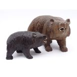 2 Bärenfiguren aus Holz geschnitzt, Augen und Zähne eingelegt, ca. 17 x 11 x 6 cm und 12 x 5 x 7 cm