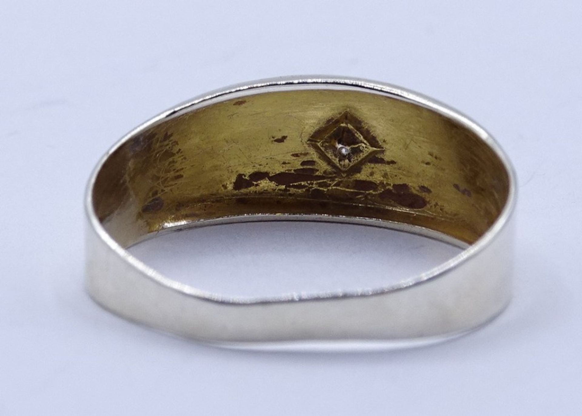 585er-Gelbgoldring mit kleinem Diamanten von 0,005 ct., RG 60, 2,07 gr., Ringschiene leicht verboge - Bild 4 aus 6