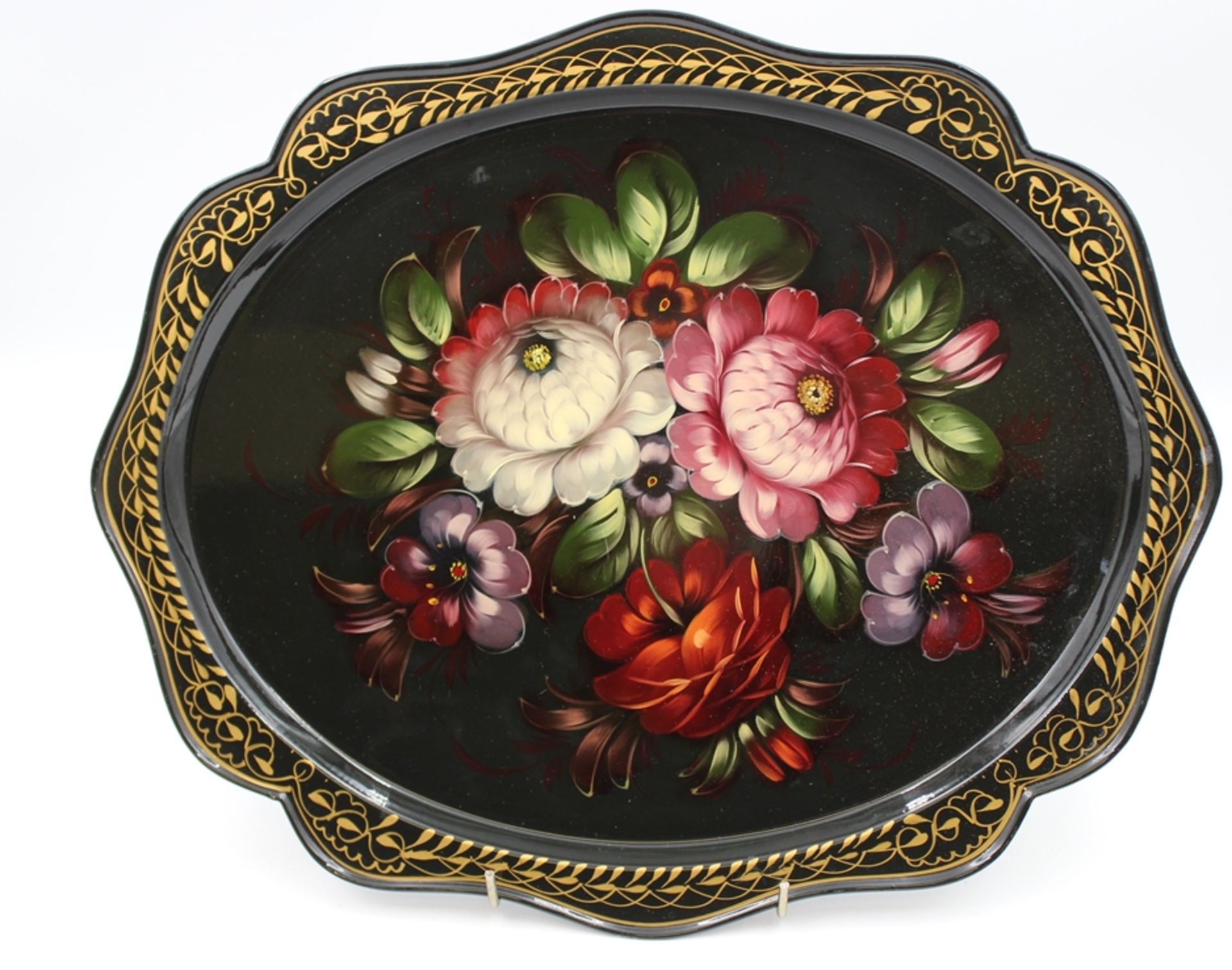 ovales russisches Tablett, floral bemalt, verso gemarkt, 31 x 38cm.