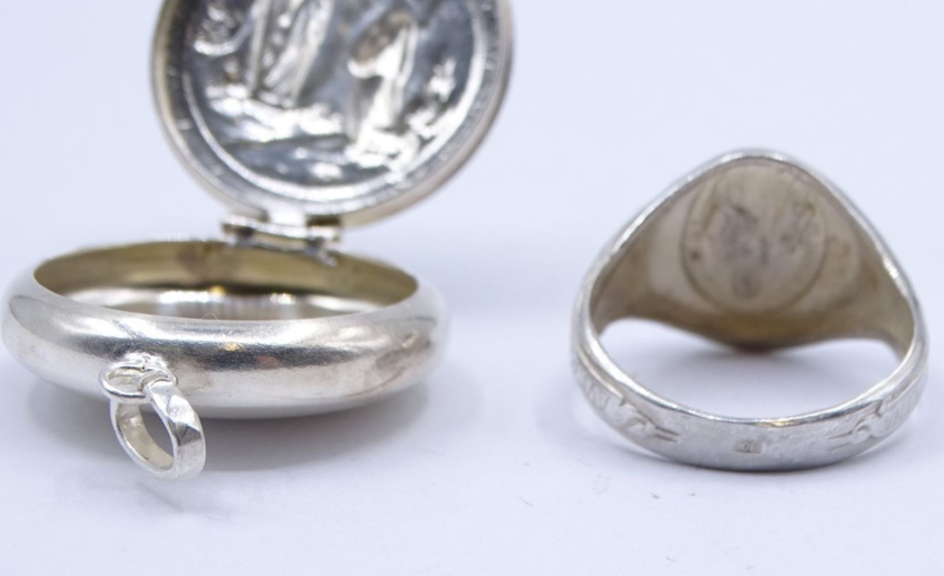800er-Silberring und Medaillondöschen aus Metall mit Mariendarstellungen, Ring: 4,7 gr., RG 59, Ø M - Image 4 of 5