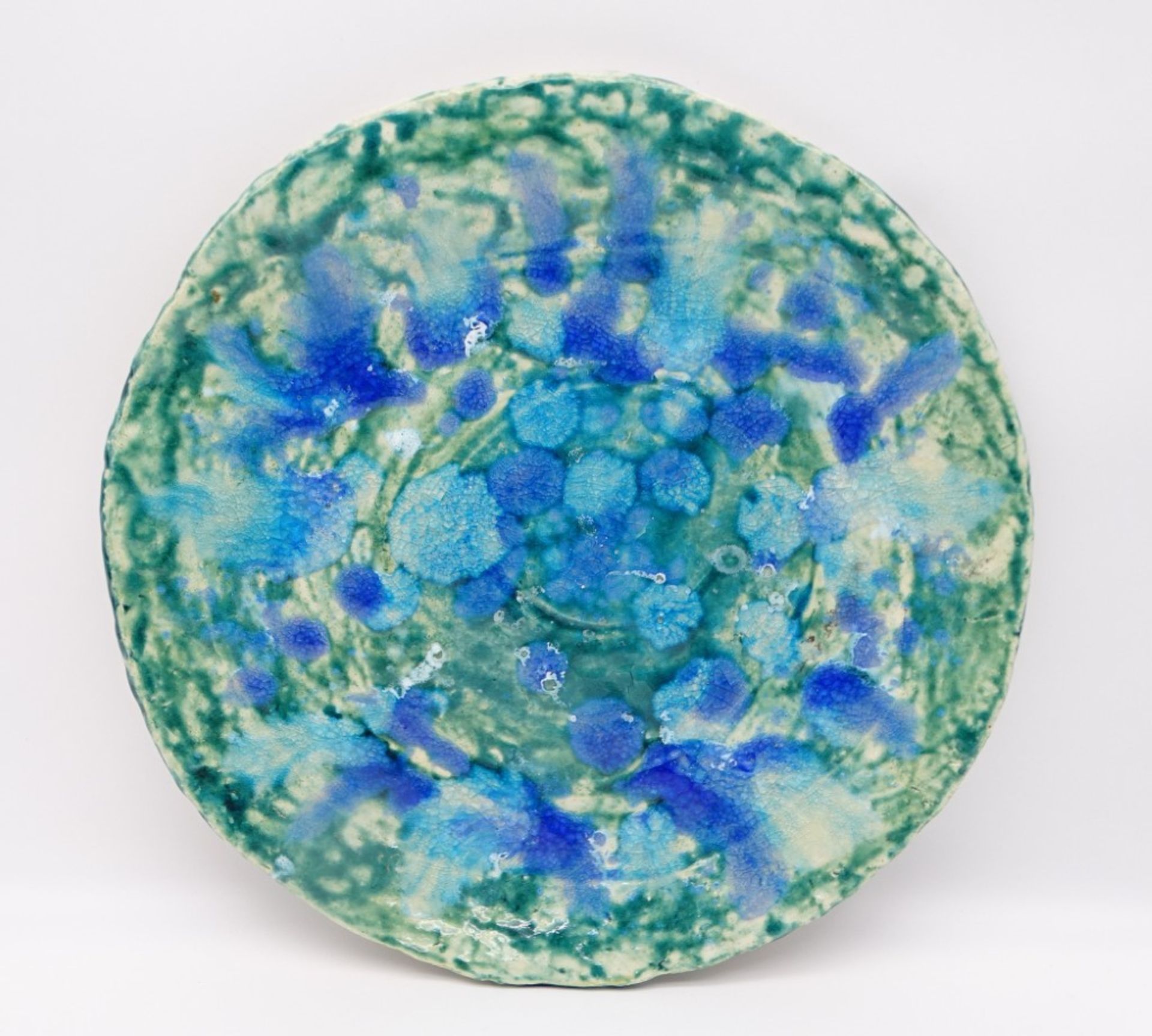 Blau-grün glasierter Teller aus Galerie-Auflösung, Ø 35,5 cm