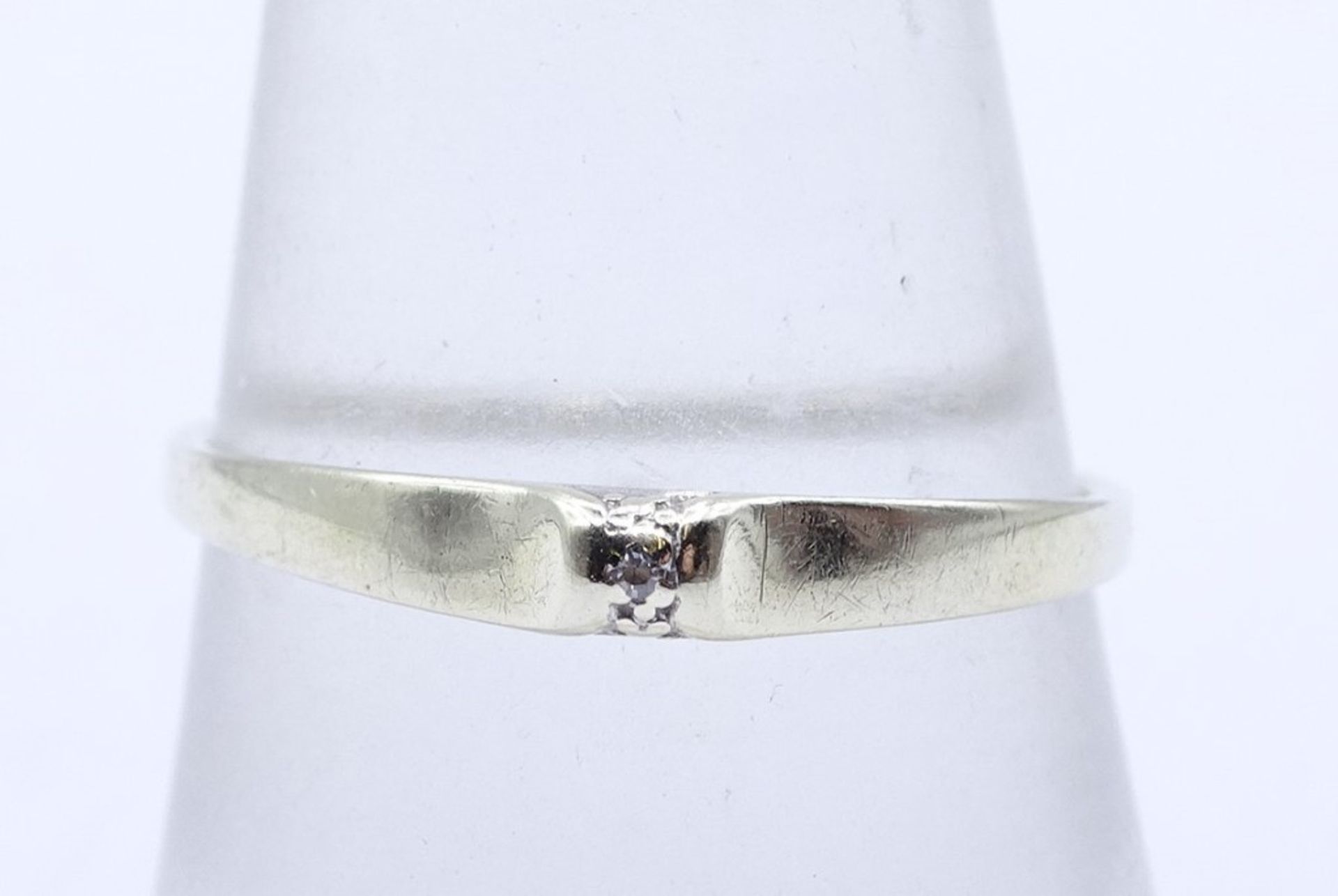 333er-Gelbgoldring mit kleinem Diamanten von 0,005 ct., RG 57, 0,82 gr., mit leichten Tragespuren