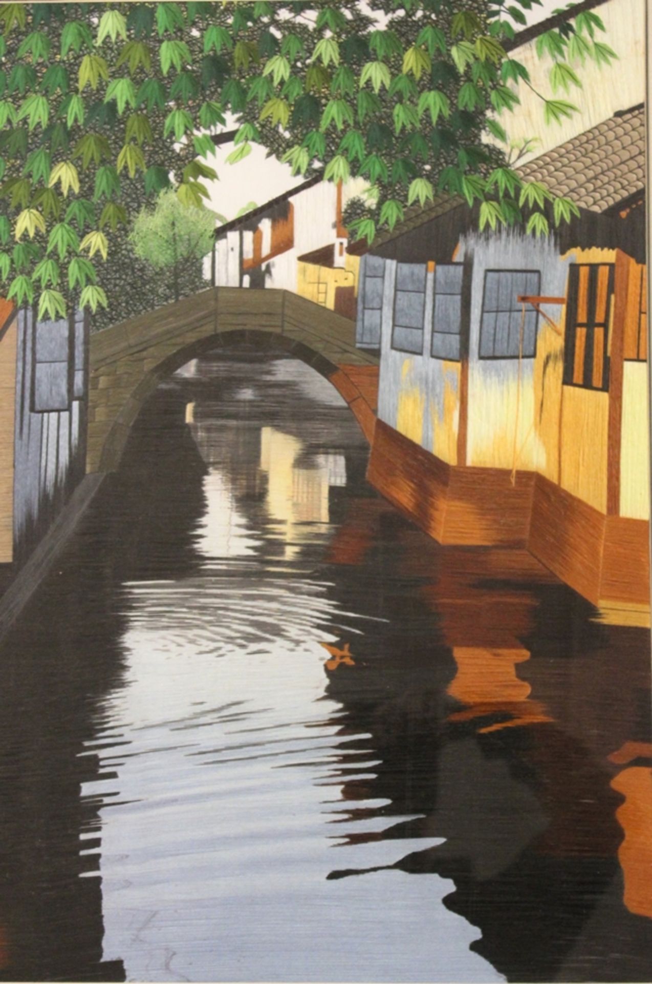 gr. asiatisches Seidenstickbild, Brücke über Kanal, ger./Glas, RG 63 x 67cm.