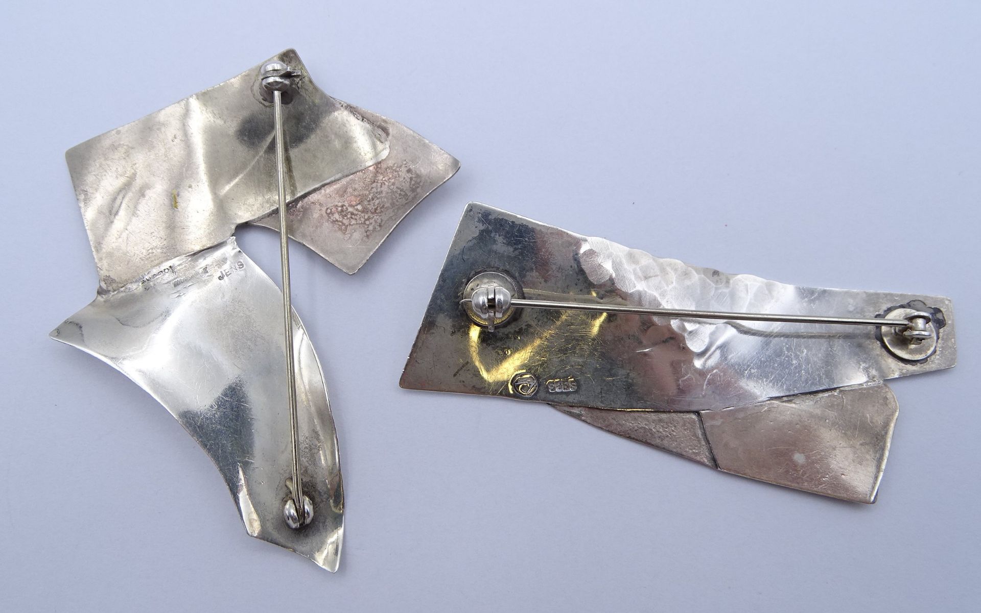 2 Tricolor-Silberbroschen, 925/000, "Handmade", beide gest., ca. 7 x 3 und 6,5 x 6 cm, zus. 20 gr., - Image 5 of 7