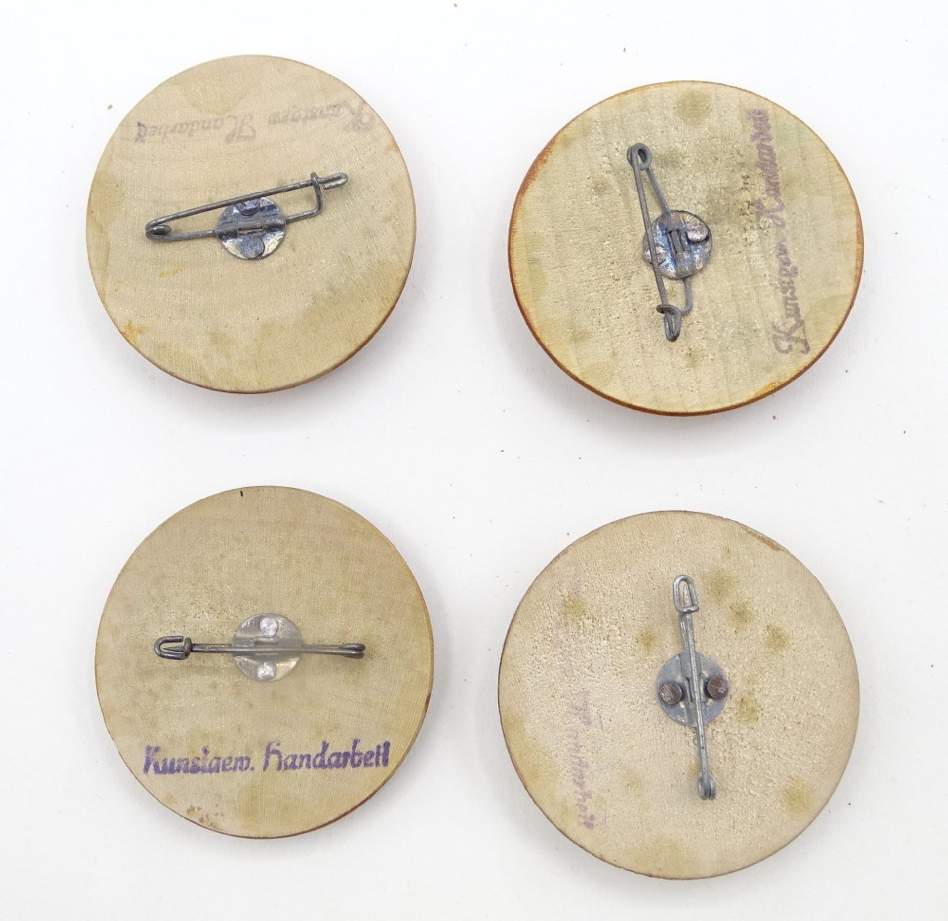 4 alte bemalte Holzbroschen, Handarbeit, 4,3 cm, mit Altersspuren, Bemalung verblasst, abgerieben - Image 4 of 4