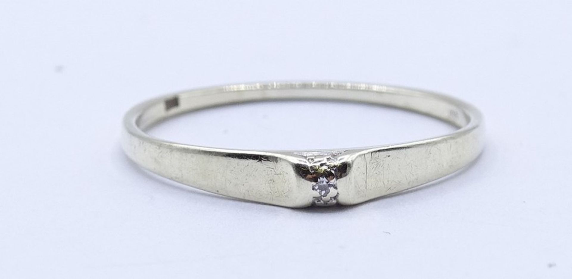 333er-Gelbgoldring mit kleinem Diamanten von 0,005 ct., RG 57, 0,82 gr., mit leichten Tragespuren - Image 2 of 5