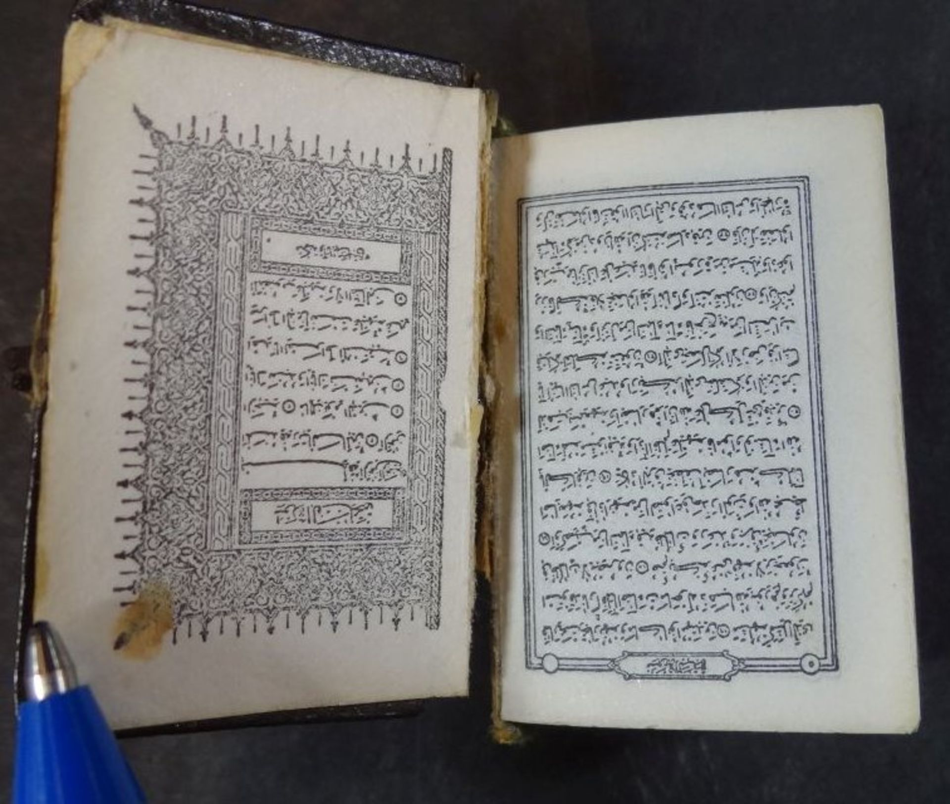 Mini-Koran, Ledereinband beschädigt, Altersspuren, 3,6x2,5 cm - Image 3 of 4