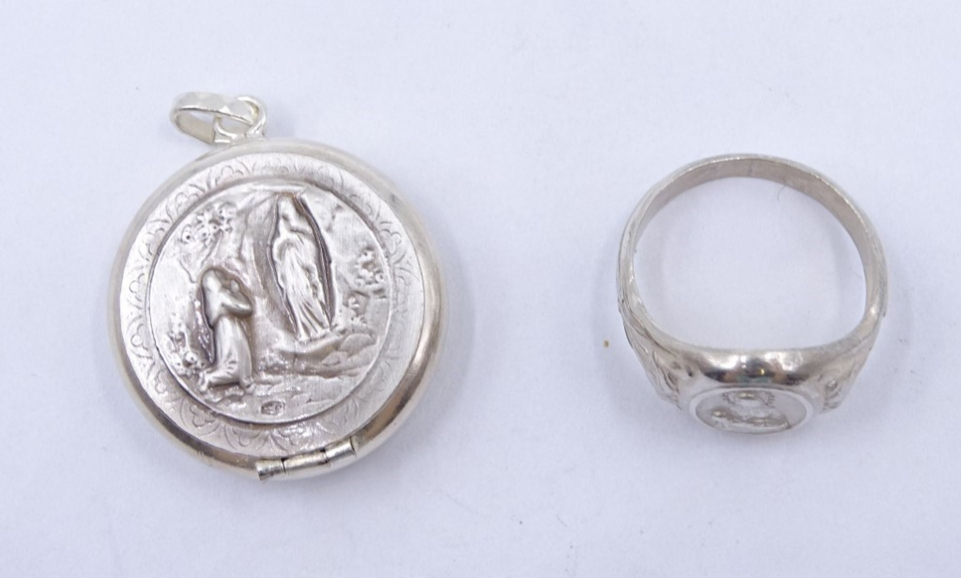 800er-Silberring und Medaillondöschen aus Metall mit Mariendarstellungen, Ring: 4,7 gr., RG 59, Ø M