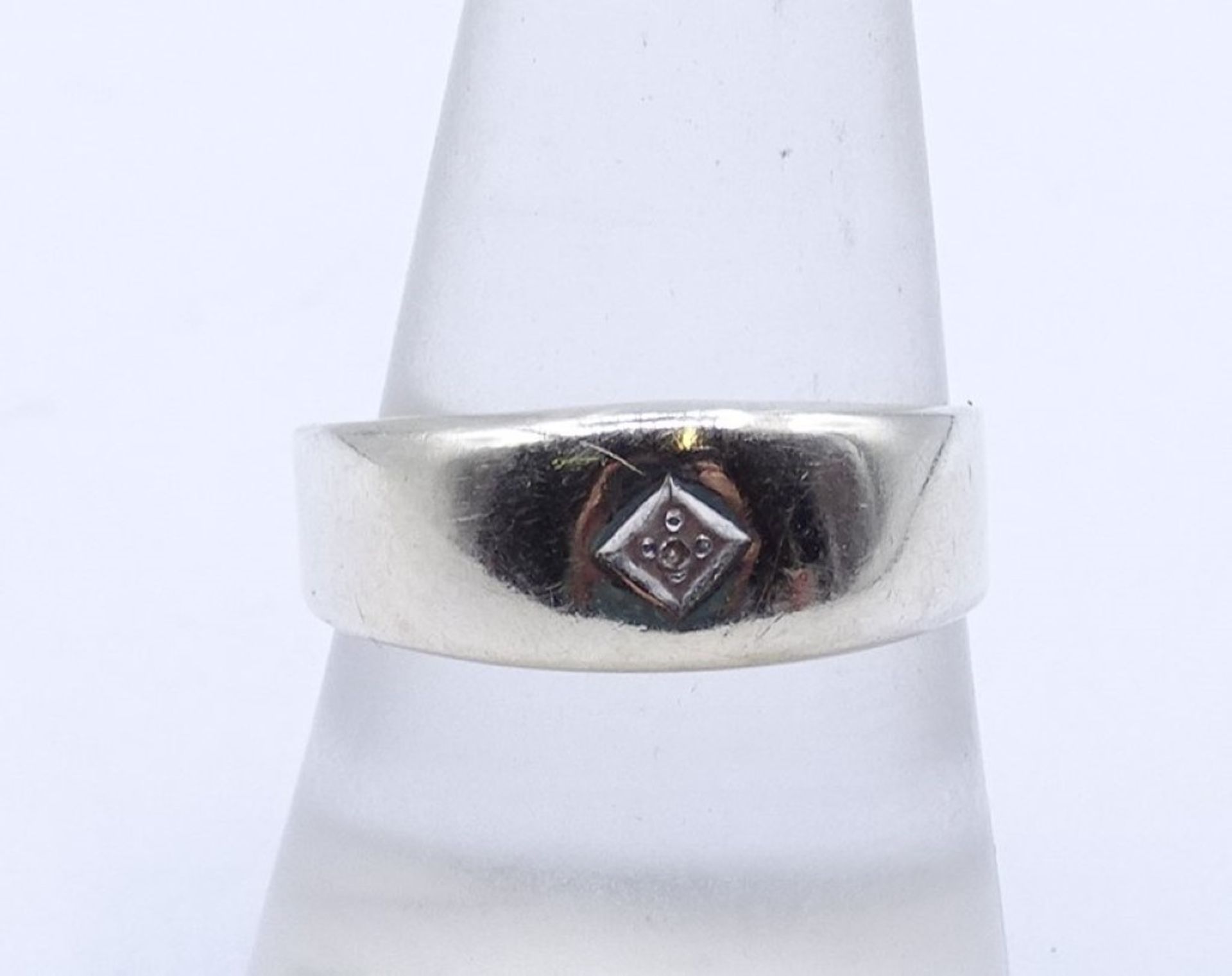 585er-Gelbgoldring mit kleinem Diamanten von 0,005 ct., RG 60, 2,07 gr., Ringschiene leicht verboge