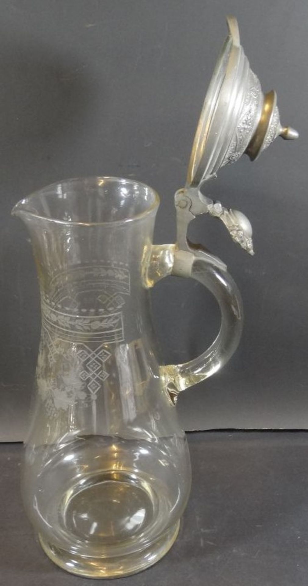hoher Weinkrug, Glas mit Schliff, Zinndeckel, um 1900, H-35 cm - Image 2 of 5