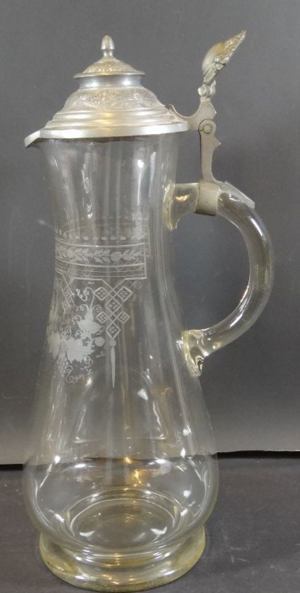 hoher Weinkrug, Glas mit Schliff, Zinndeckel, um 1900, H-35 cm