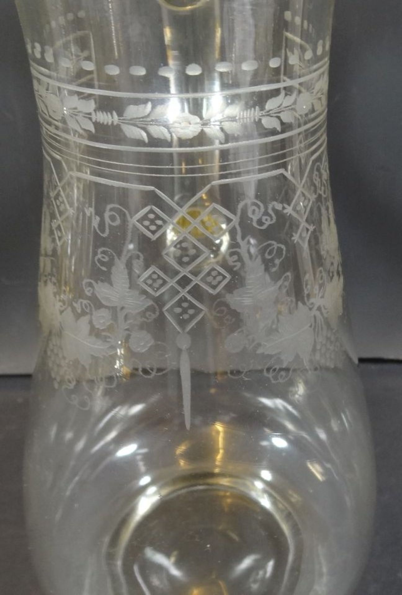 hoher Weinkrug, Glas mit Schliff, Zinndeckel, um 1900, H-35 cm - Image 3 of 5