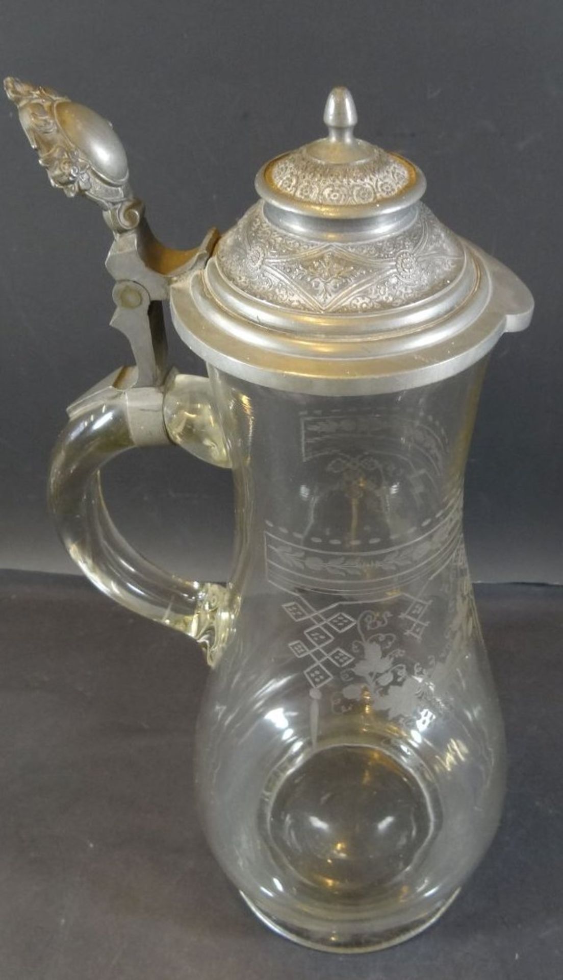 hoher Weinkrug, Glas mit Schliff, Zinndeckel, um 1900, H-35 cm - Image 4 of 5