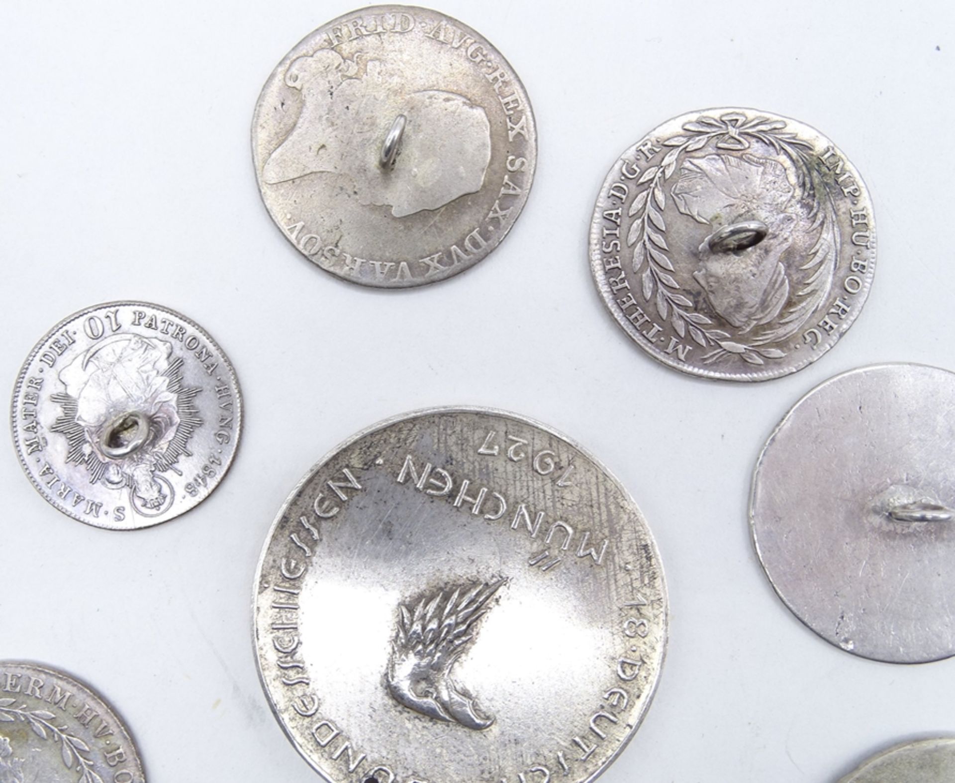 Konvolut Silbermünzen (gepr.), hauptsächlich mit Öse für die Nutzung als Knopf, 1 x gelocht, 1 x oh - Image 6 of 9
