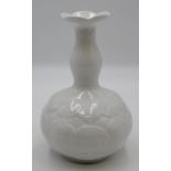 Vase, Meissen weiß, Lotus, 3 Schleifstriche, H-20cm.
