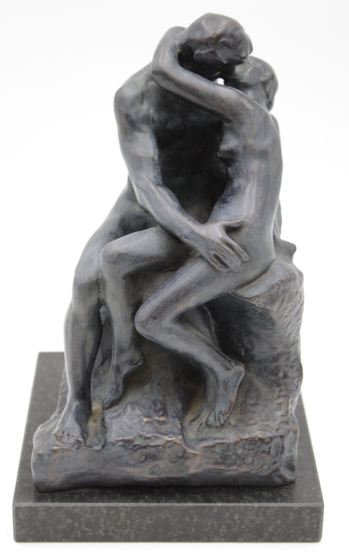 gr. Skulptur, Der Kuss, nach Auguste RODIN (1840-1917), wohl Bronze auf Stein, H-26,5cm.