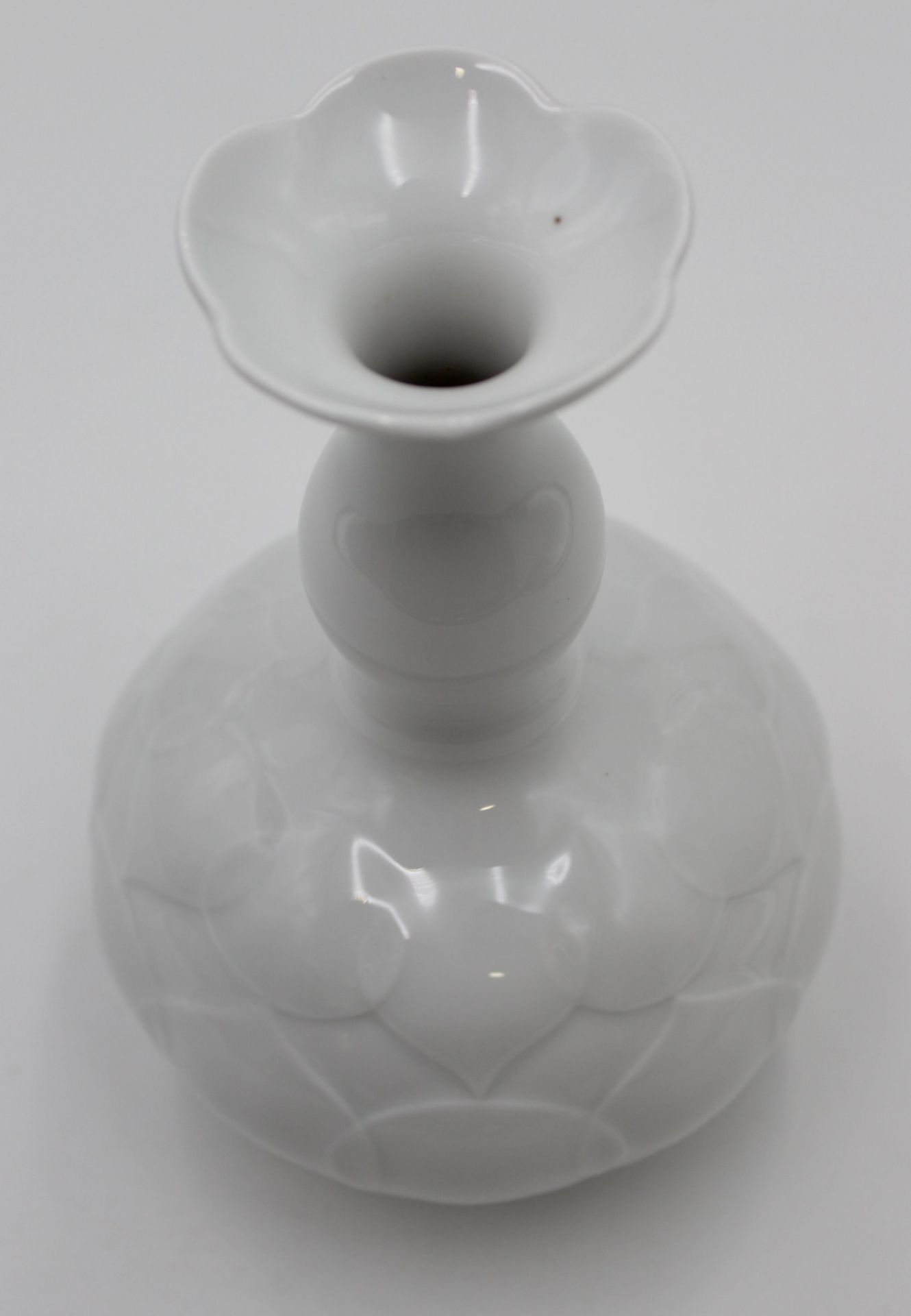 Vase, Meissen weiß, Lotus, 3 Schleifstriche, H-20cm. - Bild 2 aus 3