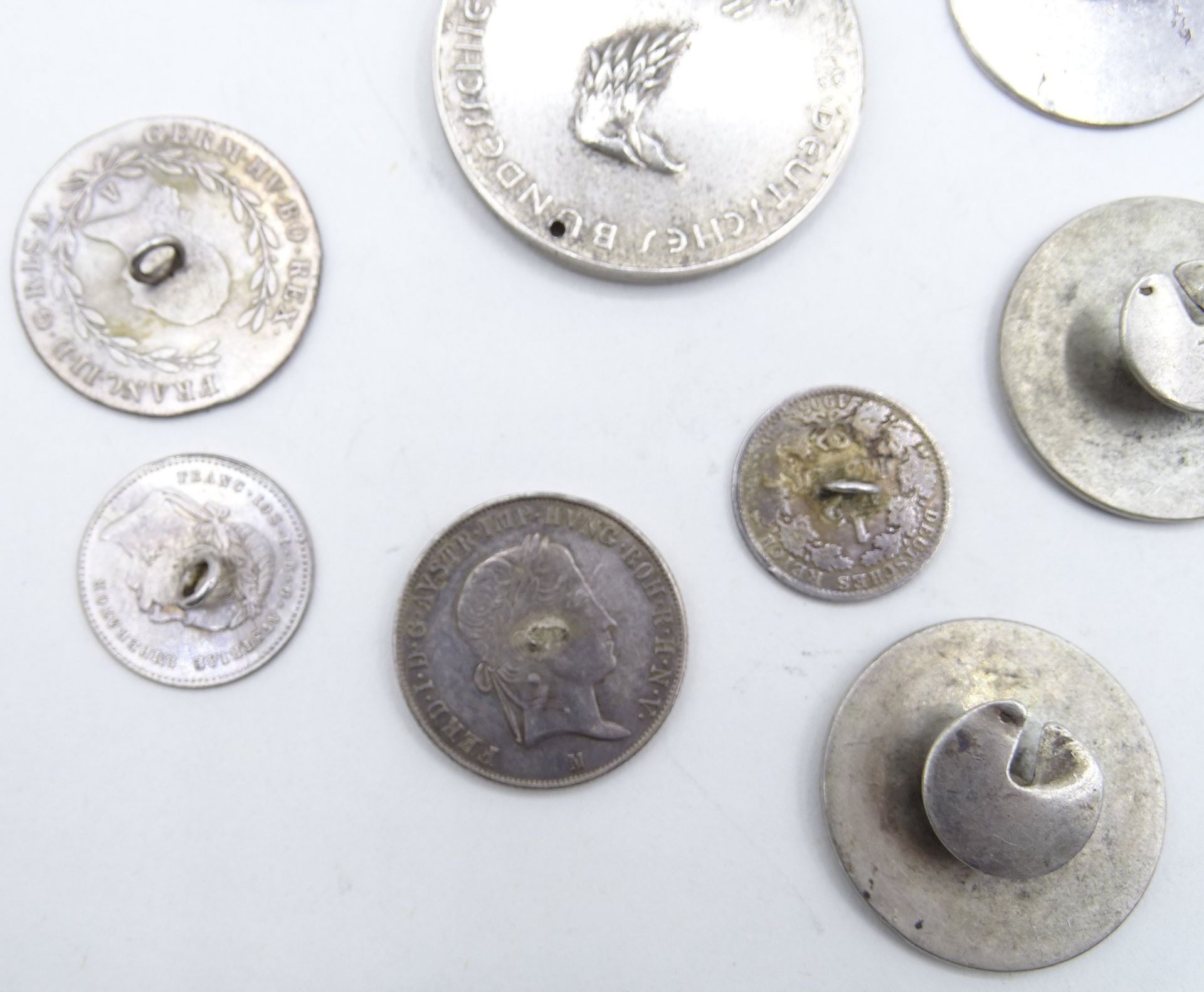 Konvolut Silbermünzen (gepr.), hauptsächlich mit Öse für die Nutzung als Knopf, 1 x gelocht, 1 x oh - Image 7 of 9