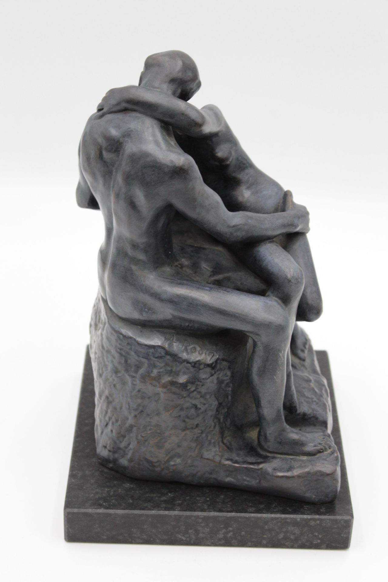 gr. Skulptur, Der Kuss, nach Auguste RODIN (1840-1917), wohl Bronze auf Stein, H-26,5cm. - Image 2 of 6