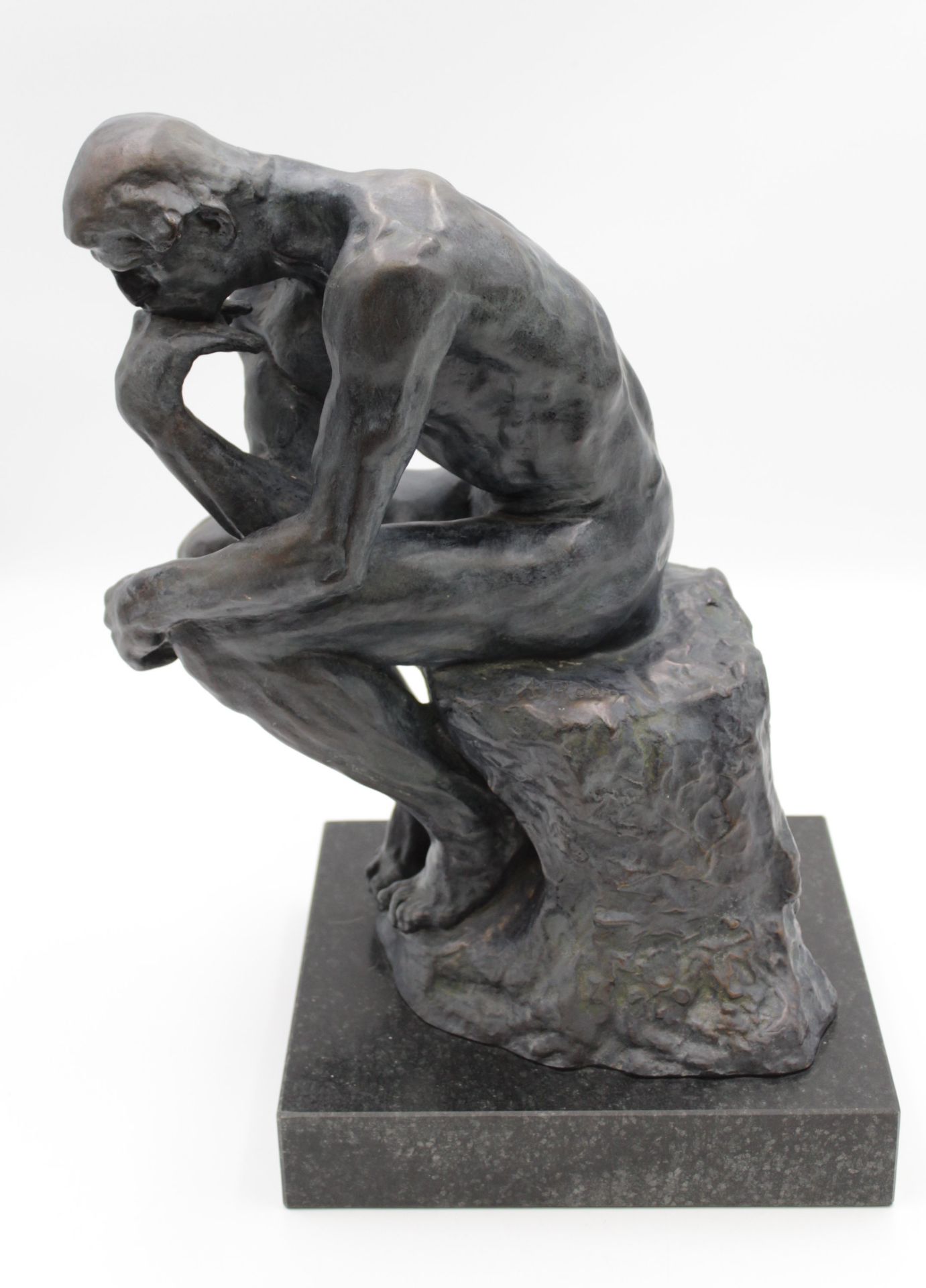 gr. Skulptur, Der Denker, nach Auguste RODIN (1840-1917), wohl Bronze auf Stein, H-40cm. - Image 2 of 6