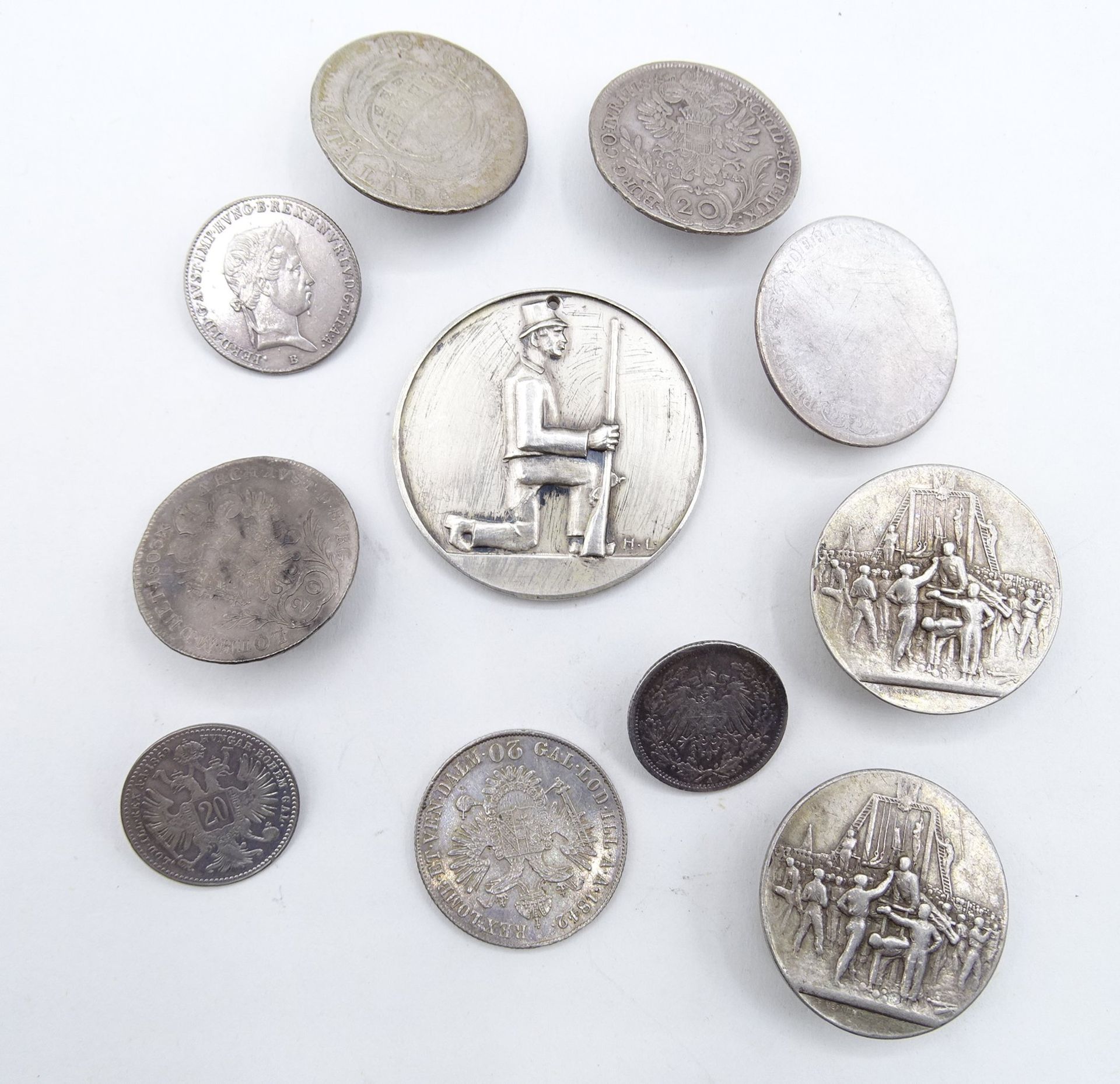 Konvolut Silbermünzen (gepr.), hauptsächlich mit Öse für die Nutzung als Knopf, 1 x gelocht, 1 x oh