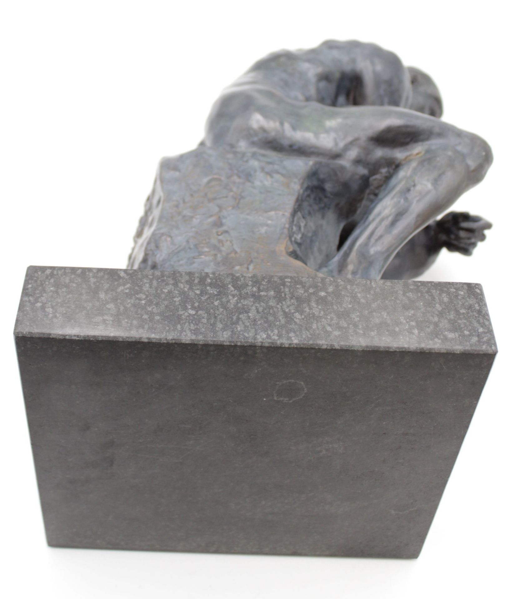gr. Skulptur, Der Denker, nach Auguste RODIN (1840-1917), wohl Bronze auf Stein, H-40cm. - Image 6 of 6