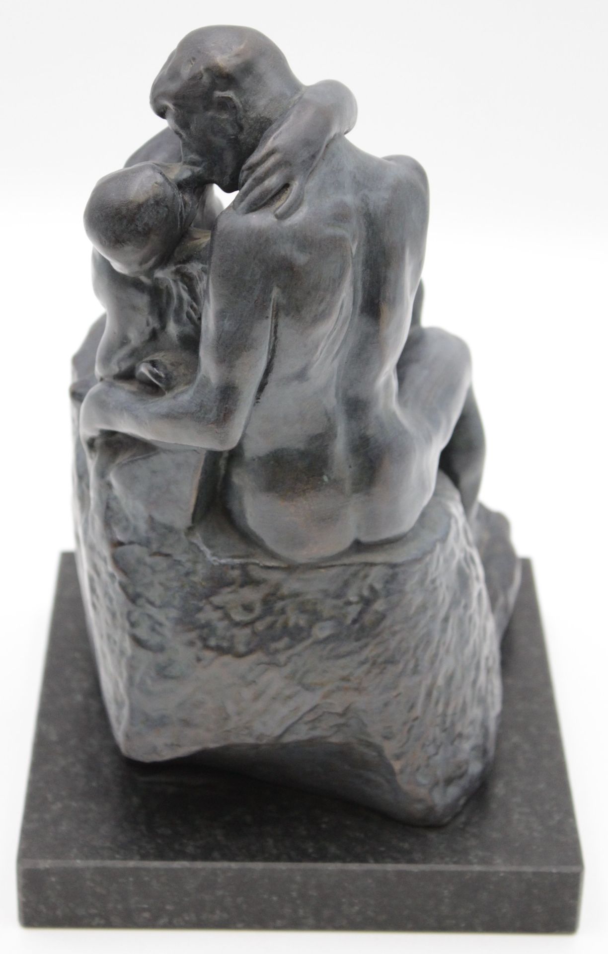 gr. Skulptur, Der Kuss, nach Auguste RODIN (1840-1917), wohl Bronze auf Stein, H-26,5cm. - Image 4 of 6