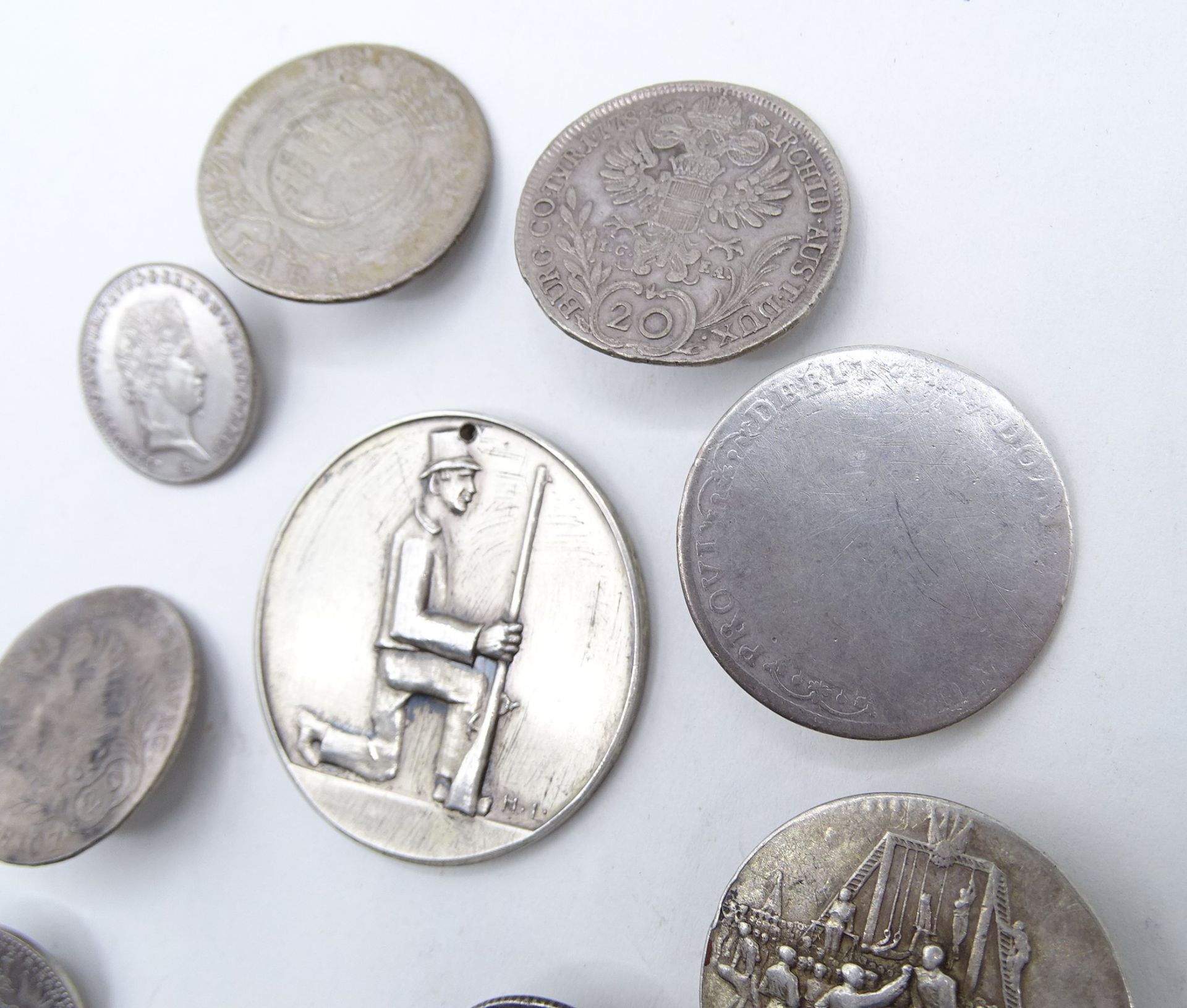 Konvolut Silbermünzen (gepr.), hauptsächlich mit Öse für die Nutzung als Knopf, 1 x gelocht, 1 x oh - Image 4 of 9