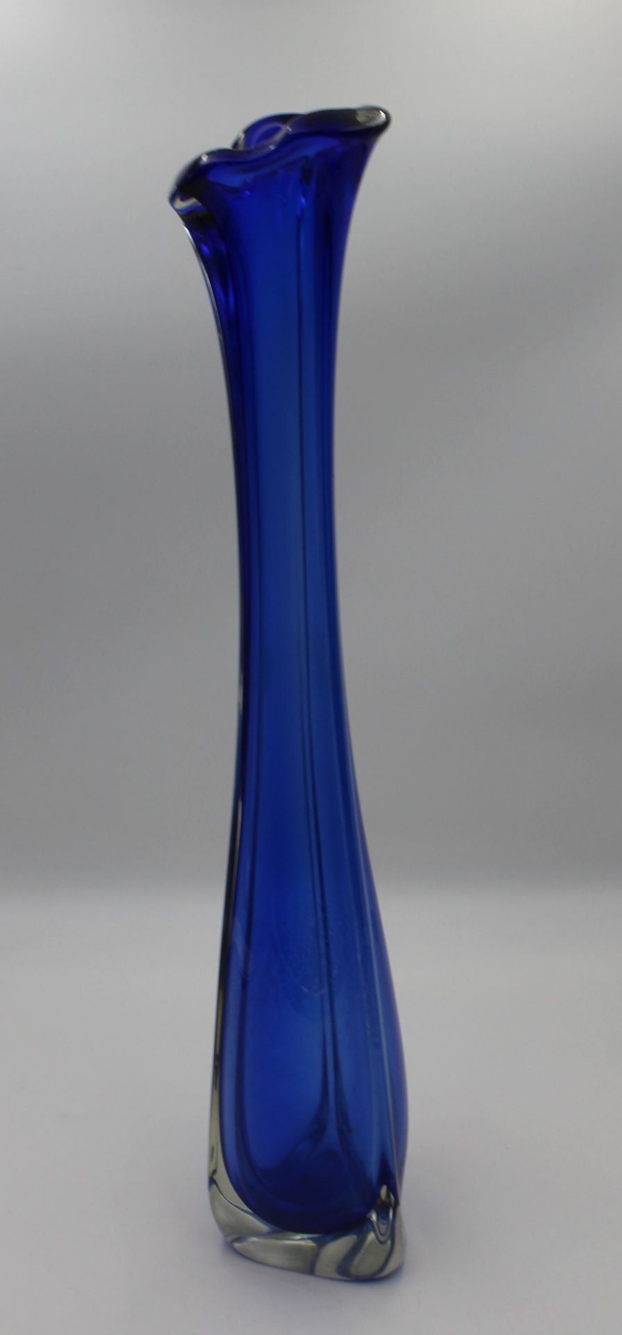 hohe Vase, wohl Murano, blau/klar, H-63cm, Boden mit Ablagerungen