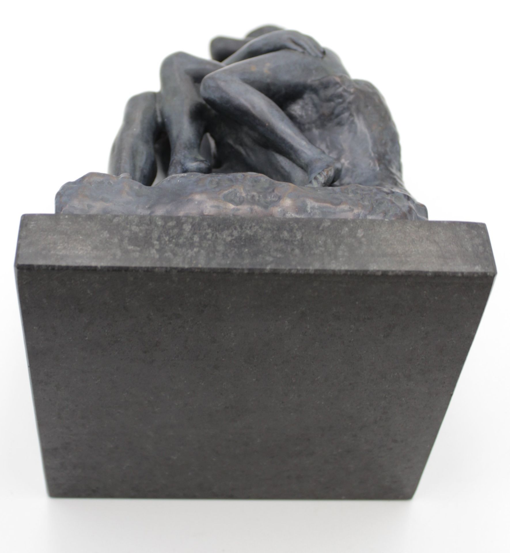 gr. Skulptur, Der Kuss, nach Auguste RODIN (1840-1917), wohl Bronze auf Stein, H-26,5cm. - Image 6 of 6