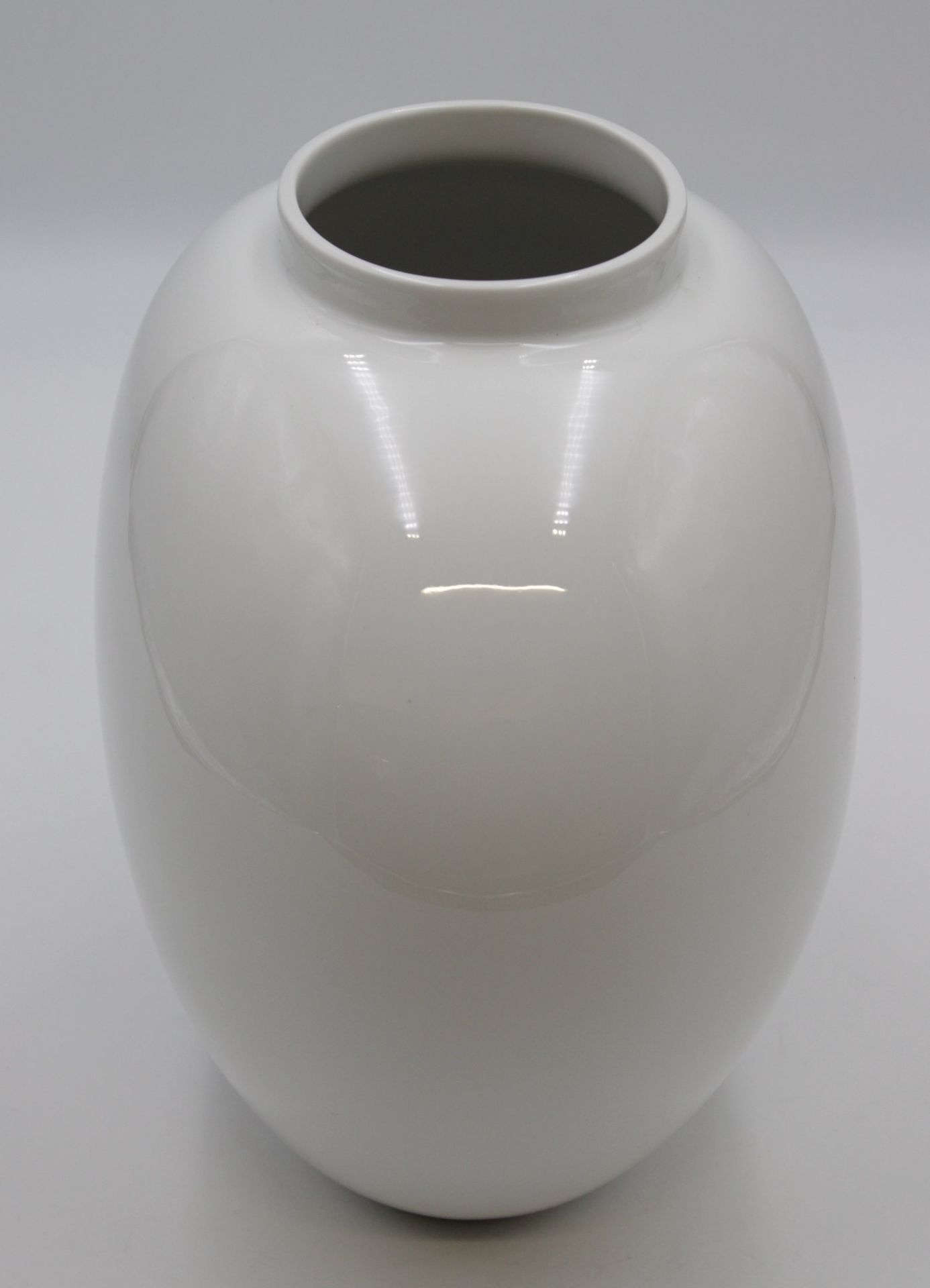 hohe Vase, KPM Berlin, Weißporzellan, 1x Schleifstrich, H-22,5cm. - Bild 3 aus 5